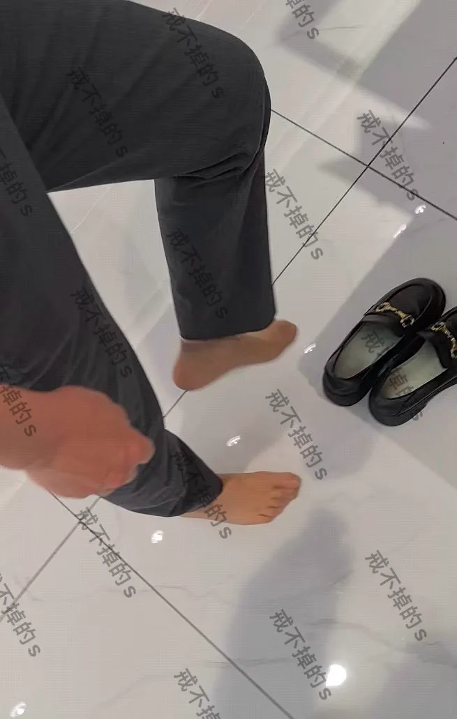 #专柜收丝 商场汽车展厅女销售，职业西服短肉丝，非常热情的讲解车，讲解完拉到旁边套路收丝，开始特别震惊不解，问了好多问题一一解答，解释后表示可以，想把她脚上的丝套路下来没给，因检查必须穿着丝，正好脱鞋给我看丝袜脚的时候看到鞋垫穿的痕迹特别重，直接要鞋垫，没有犹豫直接让我拿走了 https://t.co/BT5QIzgHrF