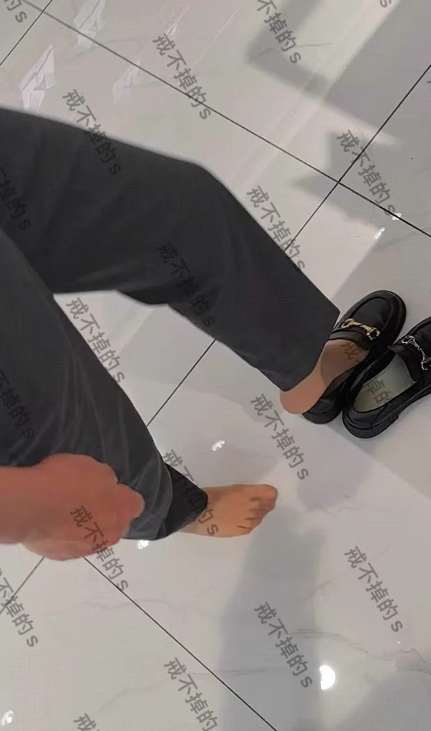 #专柜收丝 商场汽车展厅女销售，职业西服短肉丝，非常热情的讲解车，讲解完拉到旁边套路收丝，开始特别震惊不解，问了好多问题一一解答，解释后表示可以，想把她脚上的丝套路下来没给，因检查必须穿着丝，正好脱鞋给我看丝袜脚的时候看到鞋垫穿的痕迹特别重，直接要鞋垫，没有犹豫直接让我拿走了 https://t.co/BT5QIzgHrF