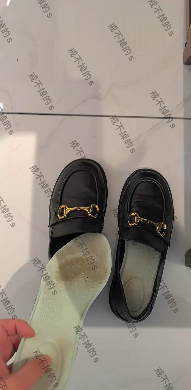 #专柜收丝 商场汽车展厅女销售，职业西服短肉丝，非常热情的讲解车，讲解完拉到旁边套路收丝，开始特别震惊不解，问了好多问题一一解答，解释后表示可以，想把她脚上的丝套路下来没给，因检查必须穿着丝，正好脱鞋给我看丝袜脚的时候看到鞋垫穿的痕迹特别重，直接要鞋垫，没有犹豫直接让我拿走了 https://t.co/BT5QIzgHrF