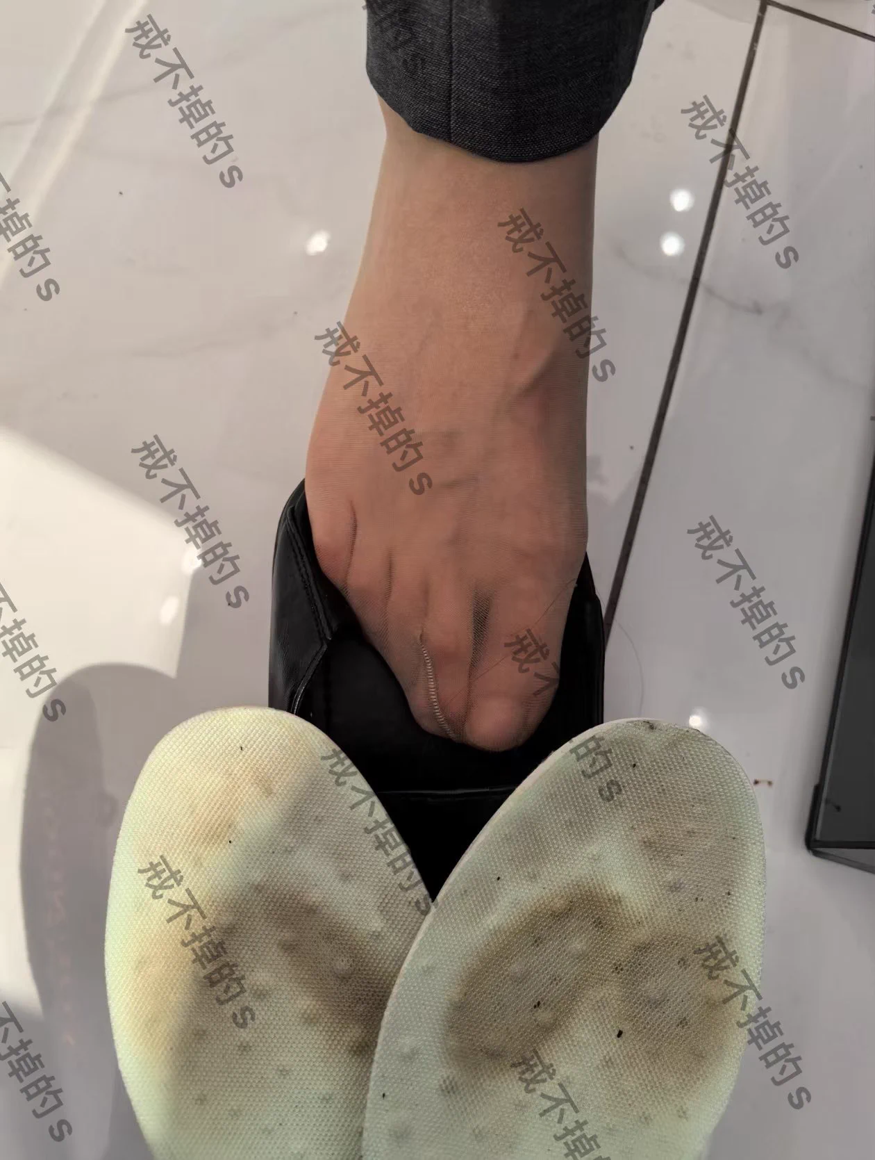 #专柜收丝 商场汽车展厅女销售，职业西服短肉丝，非常热情的讲解车，讲解完拉到旁边套路收丝，开始特别震惊不解，问了好多问题一一解答，解释后表示可以，想把她脚上的丝套路下来没给，因检查必须穿着丝，正好脱鞋给我看丝袜脚的时候看到鞋垫穿的痕迹特别重，直接要鞋垫，没有犹豫直接让我拿走了 https://t.co/BT5QIzgHrF