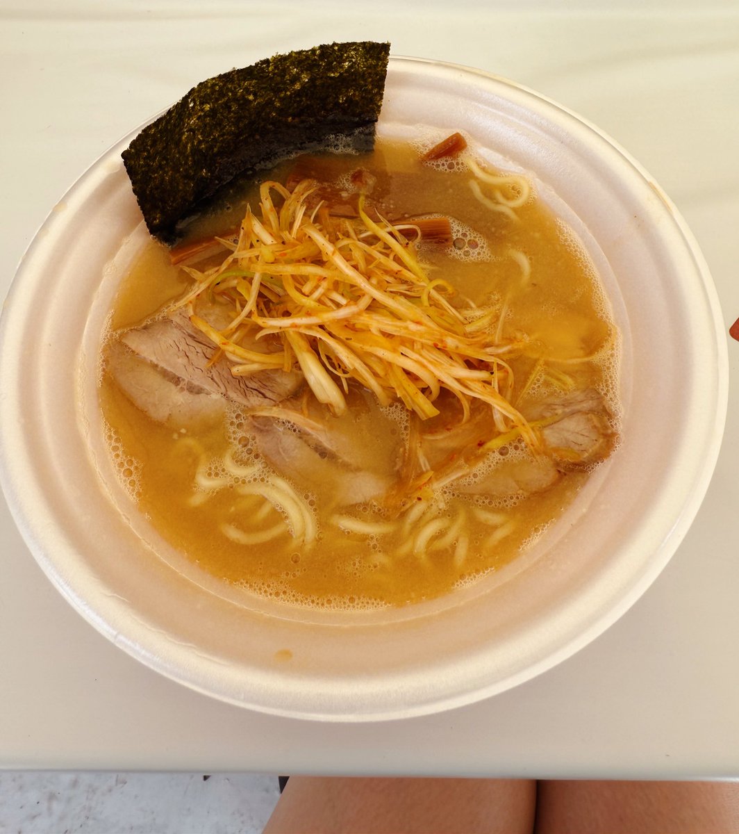 朝イチで食べてきたよーー！🍜🍜
オープンからすでに大行列！
ラーメン界のレジェンドお二人が並んでラーメンを作られている光景...！目に焼き付けました🥹
ラーメン侍コラボ
せたが屋×気むずかし家
侍ショップ！！
『旨辛ネギチャーシューラーメン』

まじでめちゃくちゃ美味しいので
絶対食べてください😏🤍

#東京ラーメンフェスタ
#ラーメン侍
@tokyoramenfesta