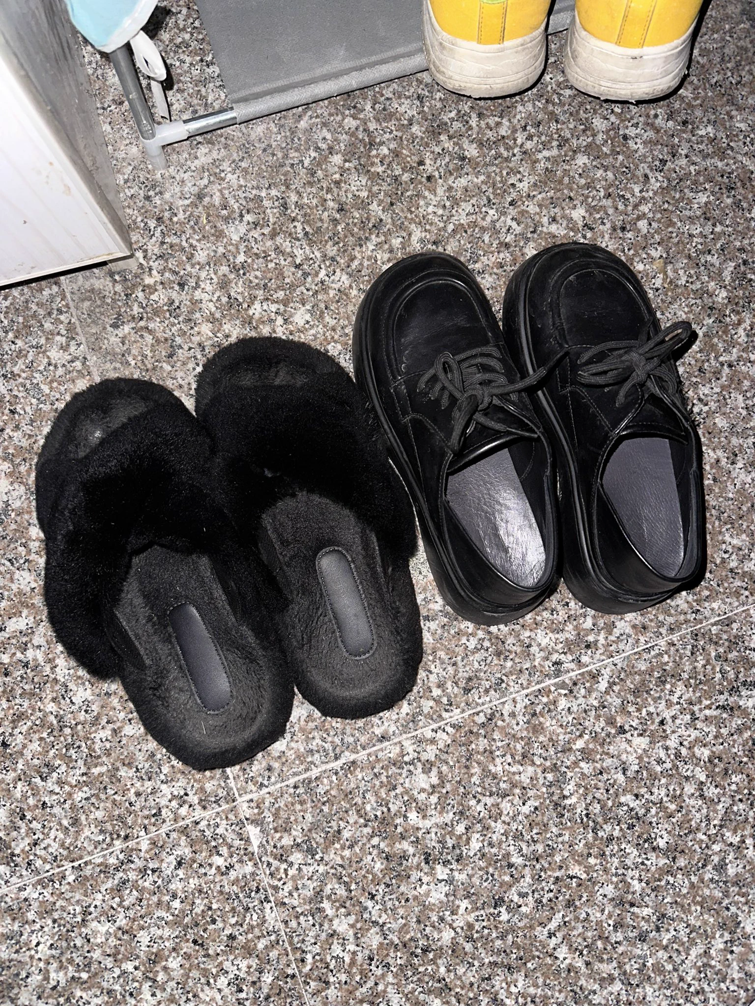 闪现021 走到一个老旧小区 其中一栋楼是一梯三户 有一半以上的住户都把鞋柜放在外面 这家主人应该是个天天光脚穿鞋的骚货 每双鞋都有很大的酸臭味 36码黑色毛毛拖鞋味道很新鲜 还是湿乎乎的 脚尖的轮廓清晰的拓在鞋上 羡慕南方同好吃的这么好 #扫楼打胶 #恋物 #原味 https://t.co/twMFlZhiSm