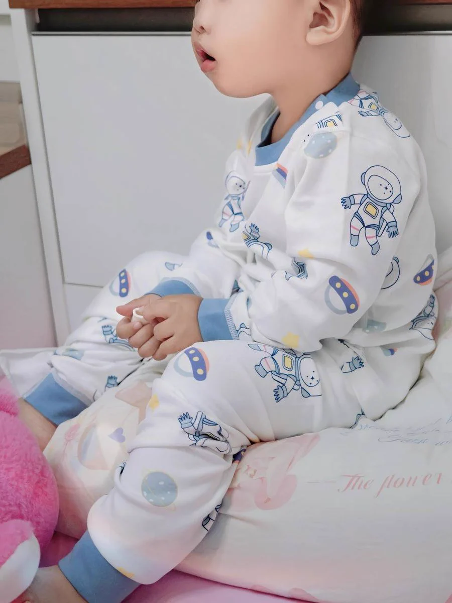 早就不是那个遇到风雨就会害怕的小女孩了 而是在风雨里要保护好 孩子的妈妈🌻 https://t.co/yPxiEPnCOc