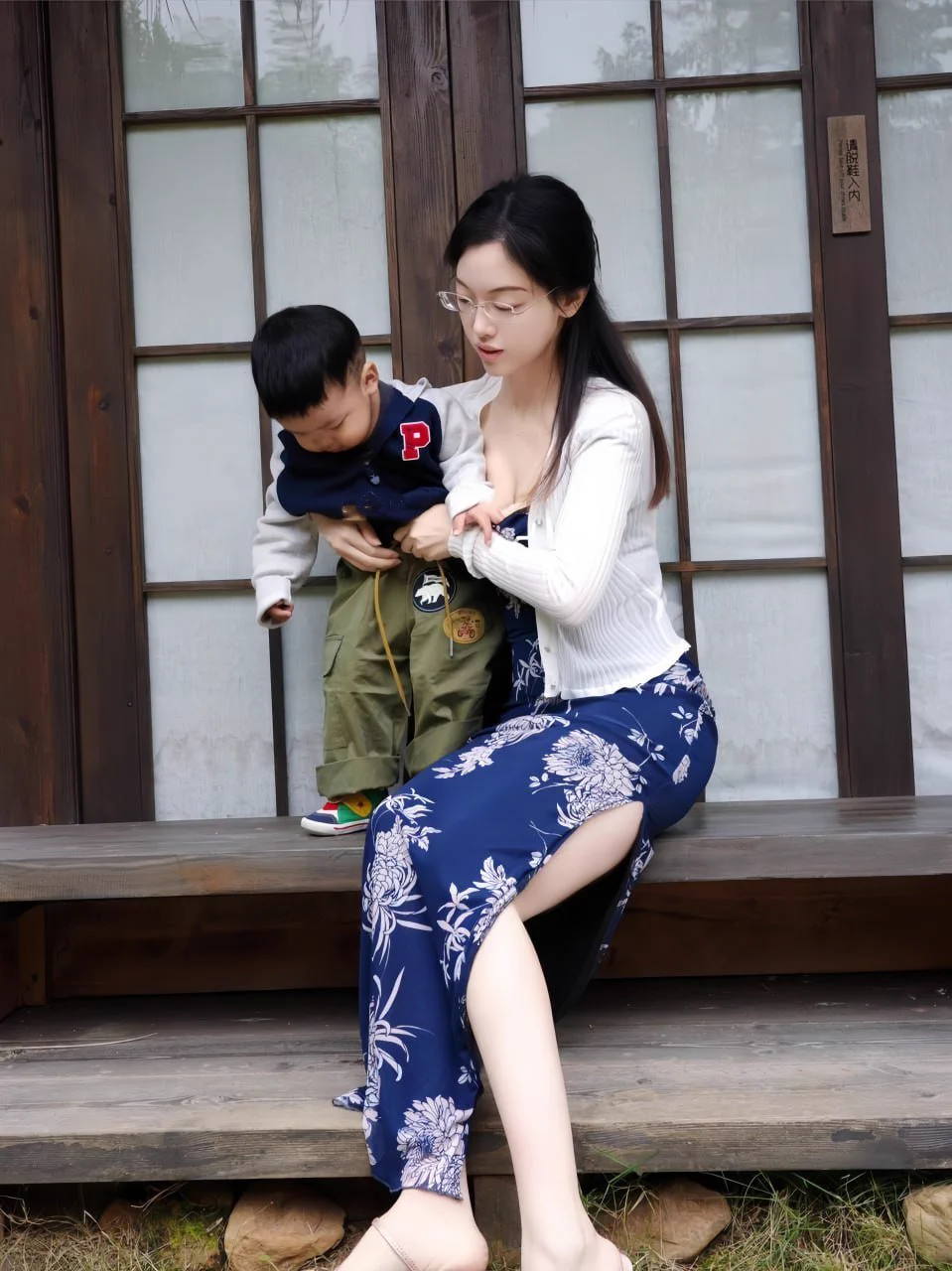 又是带娃的一天～不过今天穿了一条自己很喜欢的裙子，藏青色上勾勒着美丽的印花，一如自己对孩子那样深邃包容…就是好像开叉有点高，一坐下感觉屁股都要露出了…枯燥中好像也有点小刺激呢… https://t.co/f4KRn6FSvL
