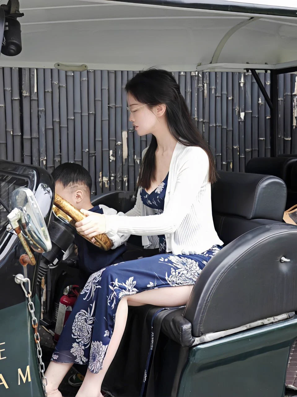 又是带娃的一天～不过今天穿了一条自己很喜欢的裙子，藏青色上勾勒着美丽的印花，一如自己对孩子那样深邃包容…就是好像开叉有点高，一坐下感觉屁股都要露出了…枯燥中好像也有点小刺激呢… https://t.co/f4KRn6FSvL