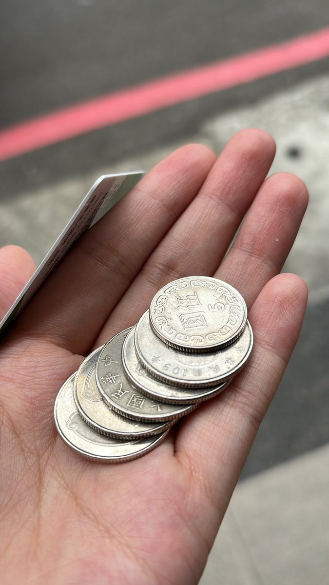 身上僅剩的現金…
要找時間再趕快去把卡弄回來
不然我應該會先餓死
行動支付也因為掛失都被停了
現金還是爸比前兩天先cover我的 https://t.co/wUkCF0TaDL