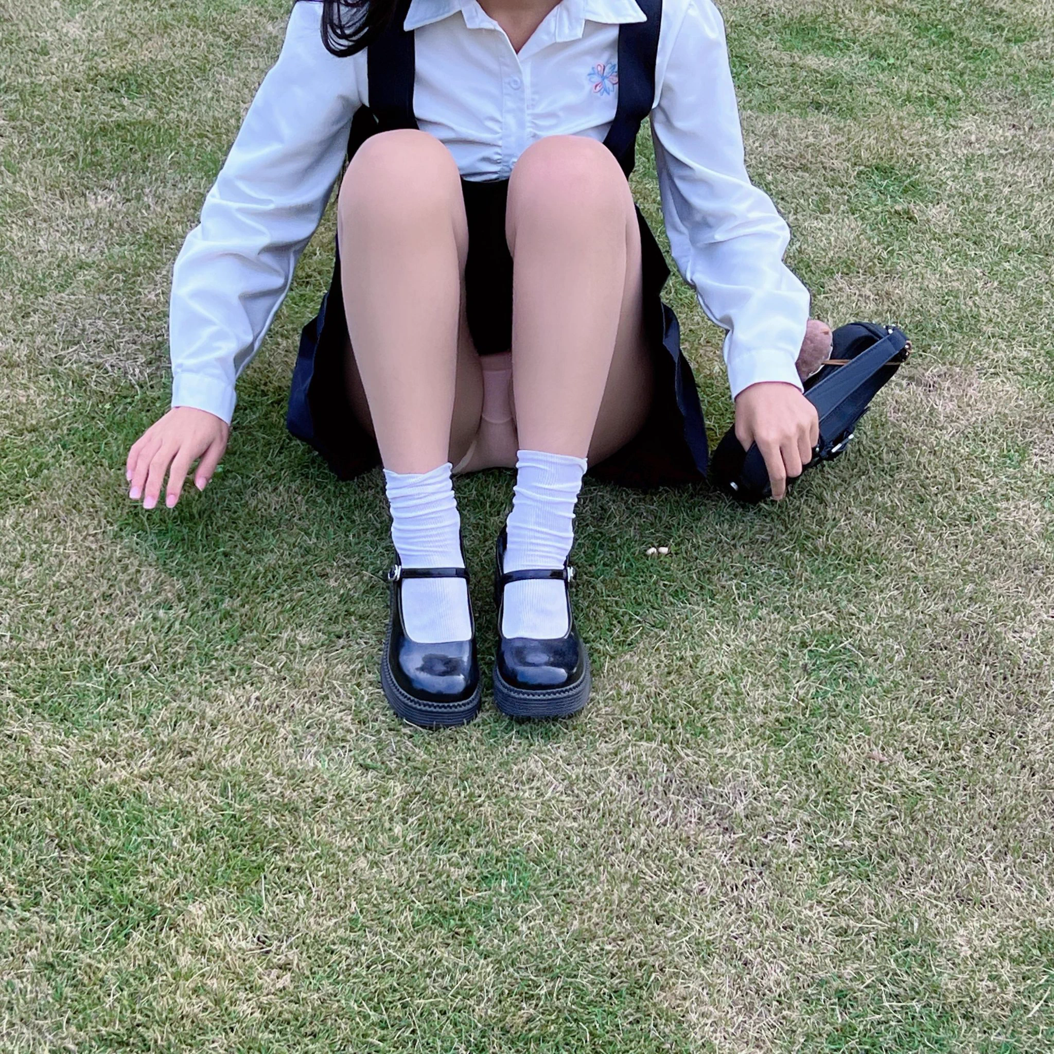 x友投稿，反差女友丝袜短裙，不穿打底裤，内裤走光被人家看的一清二楚 https://t.co/L5ZX3vxKp0
