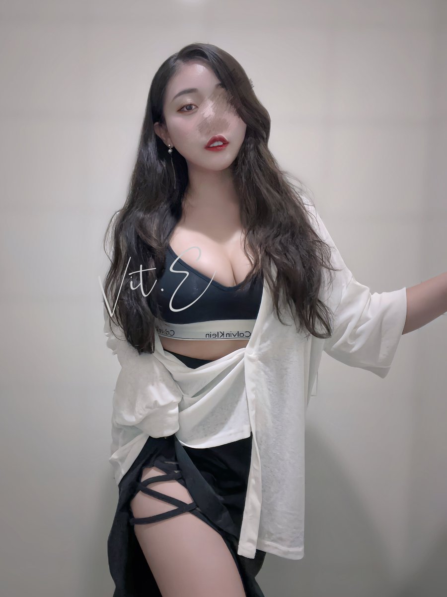 結果我週末窩在家裡
什麼萬聖節女巫吸血鬼流血的AV女優小護士都與我無關🥲
明後天再努力看看！！

#辦公室 

穿這樣好色但是好冷_(꒪ཀ꒪」∠)_
即將要邁入慶生月啦🎉 https://t.co/iLDwEqWT51