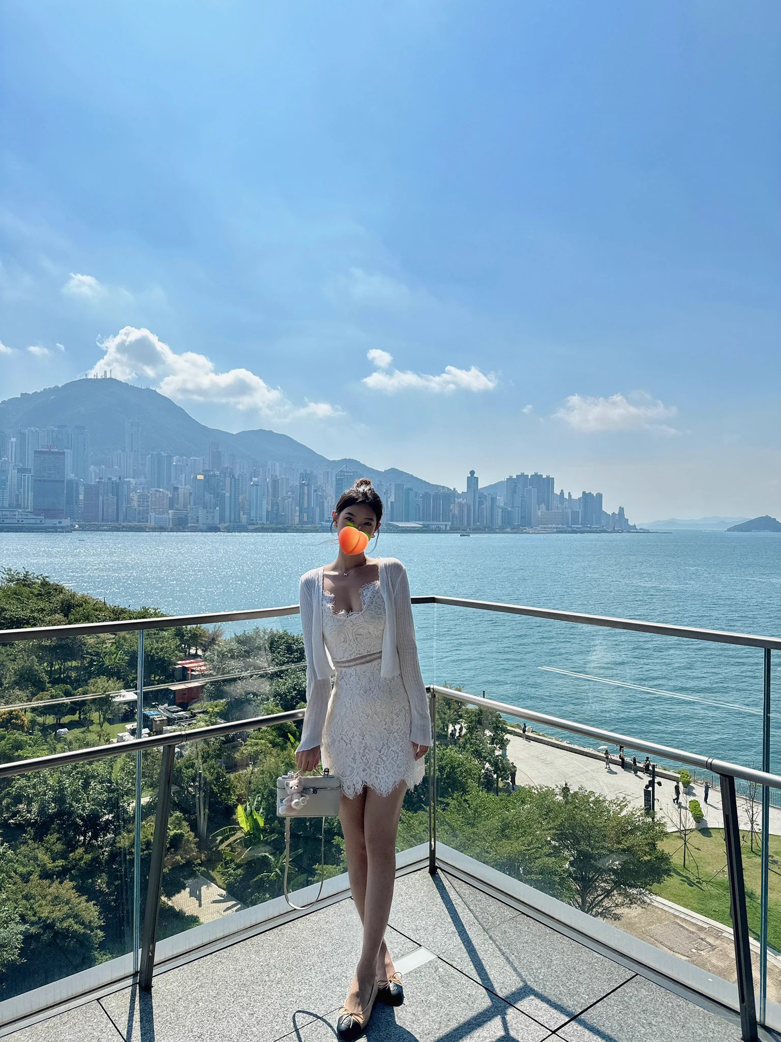和“他”聊天 去翻相册 里面有好多陪他在香港出差的回忆 好多给我拍的美照 真的好久好久没见了 有点想念～ #香港 https://t.co/szLPlKgCiF