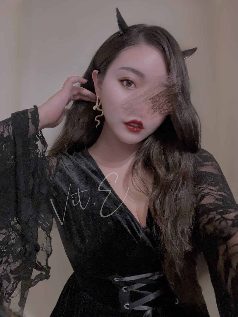 萬聖節快樂🦇
沒有扮成受傷的小護士
而是扮成會讓你心碎的壞女巫(⸝⸝ ´艸`⸝⸝)

#不在辦公室 #萬聖節 

我最擅長把衣服「沒穿好」
歡迎後台解鎖🔓胸部掉出來的無碼版本（？ https://t.co/5s1OrUkpm4