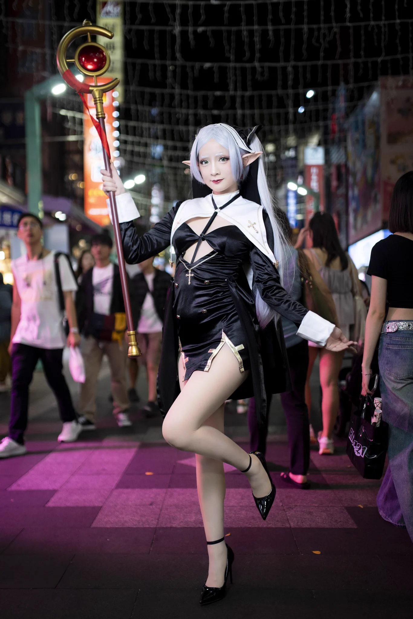 「Happy halloween?是這樣說的嗎?」「人類的節日真有趣，居然慶祝鬼怪的節日，不過如果是你的話，你會喜歡的對吧?欣梅爾?」—今年的萬聖節很可惜在颱風中渡過QQ這次的照片嘗試拍出芙莉蓮融入現代生活的感覺，總覺得她也會喜歡節慶的熱鬧氣氛💕有機會的話來跟芙莉蓮一起過節吧!! https://t.co/r9qDXC91a0