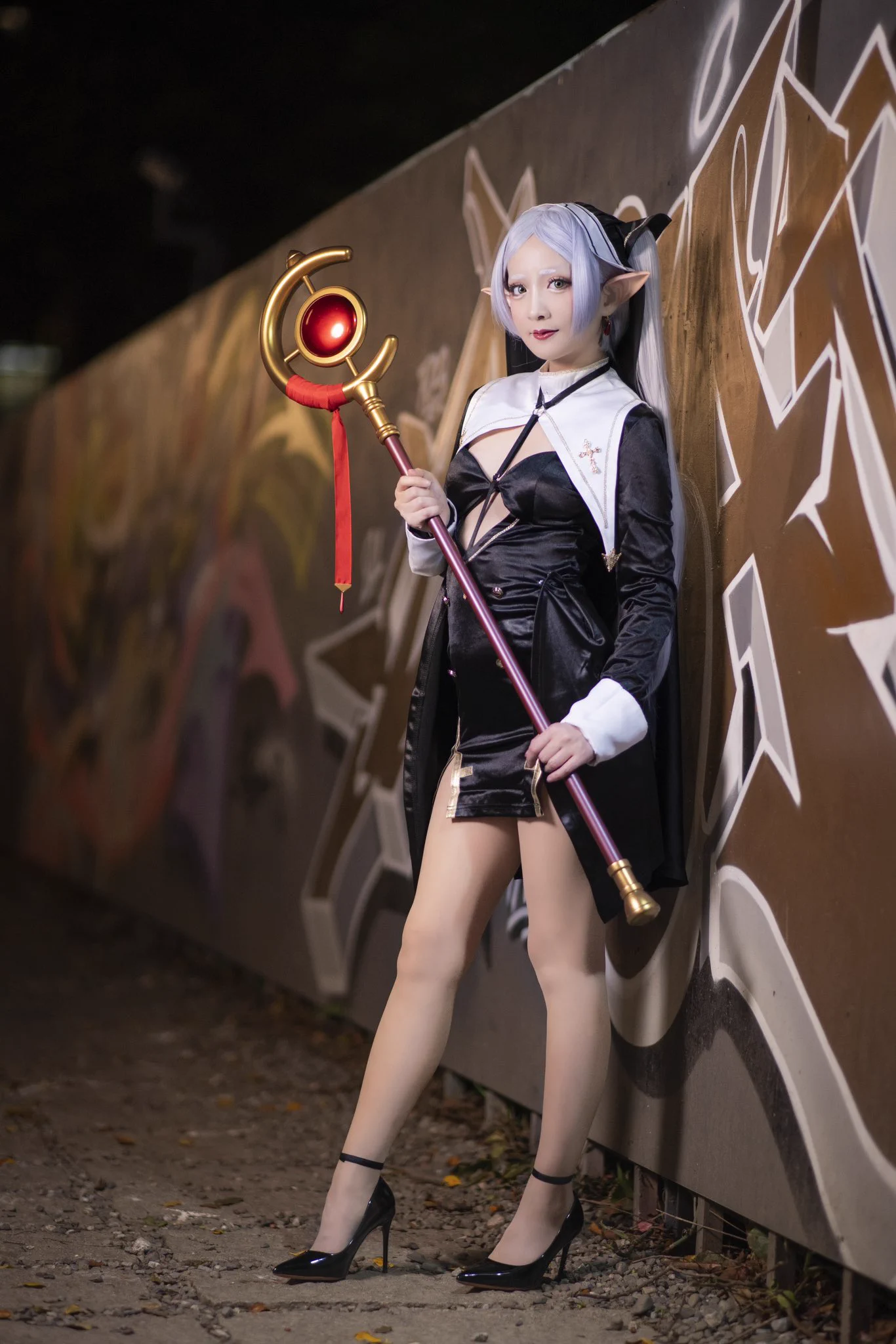「Happy halloween?是這樣說的嗎?」「人類的節日真有趣，居然慶祝鬼怪的節日，不過如果是你的話，你會喜歡的對吧?欣梅爾?」—今年的萬聖節很可惜在颱風中渡過QQ這次的照片嘗試拍出芙莉蓮融入現代生活的感覺，總覺得她也會喜歡節慶的熱鬧氣氛💕有機會的話來跟芙莉蓮一起過節吧!! https://t.co/r9qDXC91a0