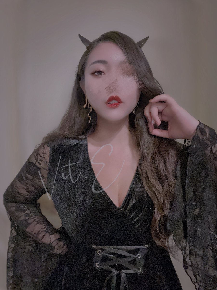 今天風真的好大🌀
大概是今年臺北放假放得最值得的一天（？

多發一張咬唇🫦的照片(⸝⸝ ´艸`⸝⸝)
整個造型真的太喜歡了🦇

#不在辦公室 #萬聖節 

持續歡迎私訊解鎖🔓壞女巫胸部掉出來的樣子✨ https://t.co/affwh6YjQS