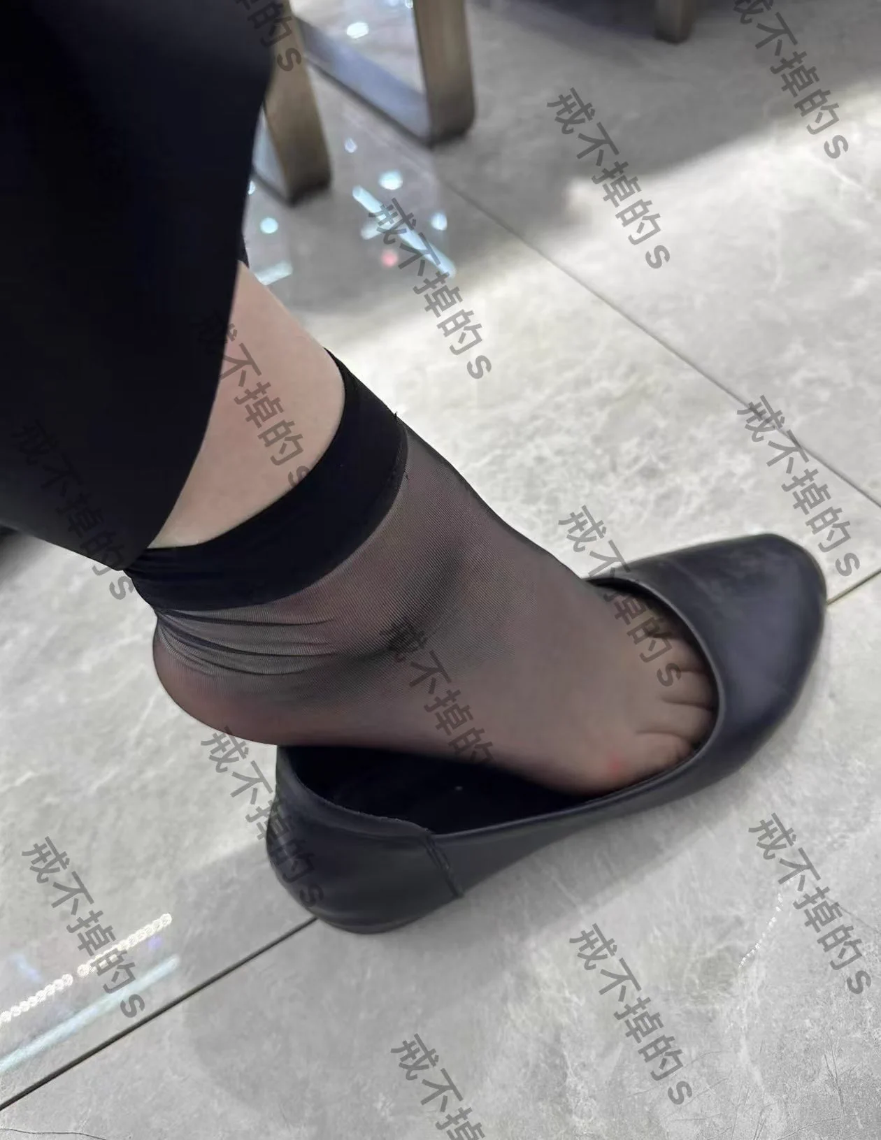 #专柜收丝 出两双中介销售的重口工作鞋，夏日每天几万步穿出来的，汲取了精华，买鞋送丝，鞋主直发。天冷了，sao姐们开始棉袜里穿几把套子了，各位期待吧，图四视频中的白棉袜和短丝同出。需要的联系 https://t.co/XJnqHoxBNo
