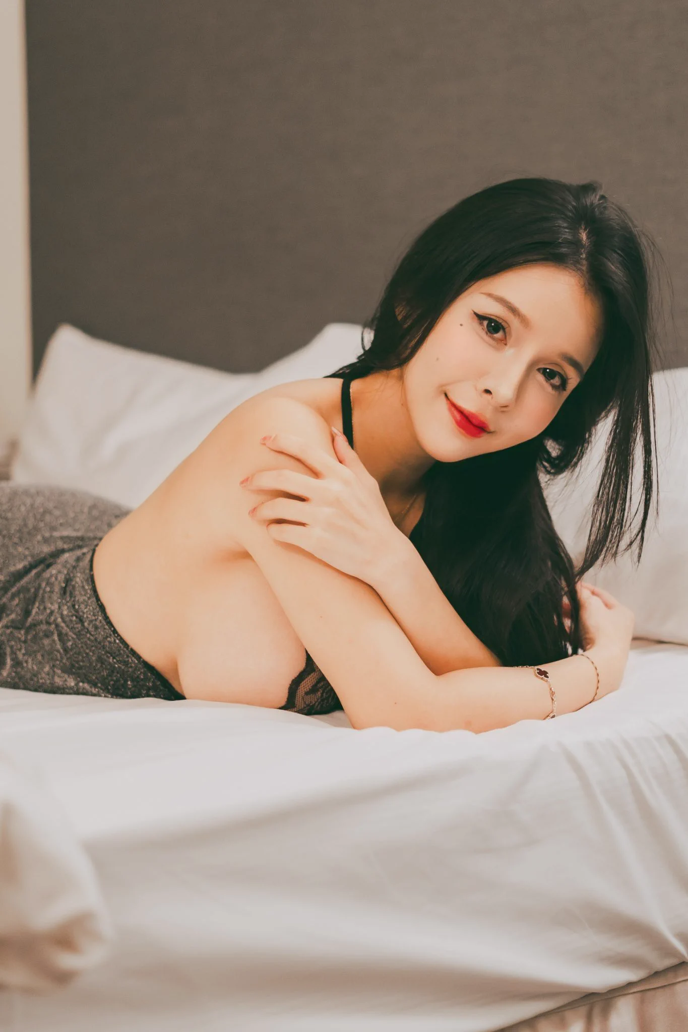 香香要再陪你度過2025新的一年囉~每個月，香菱以她獨特的風格和魅力，展現出不同的火辣造型，讓你在繁忙的工作中，隨時都能感受到那份撩人的熱情。10/26 - 11/15 限時預購 + 限量香菱的香寫真書最划算的套組，預購結束不再有呦 !!https://t.co/RETShw5tX5… https://t.co/Fc5MRRnfba