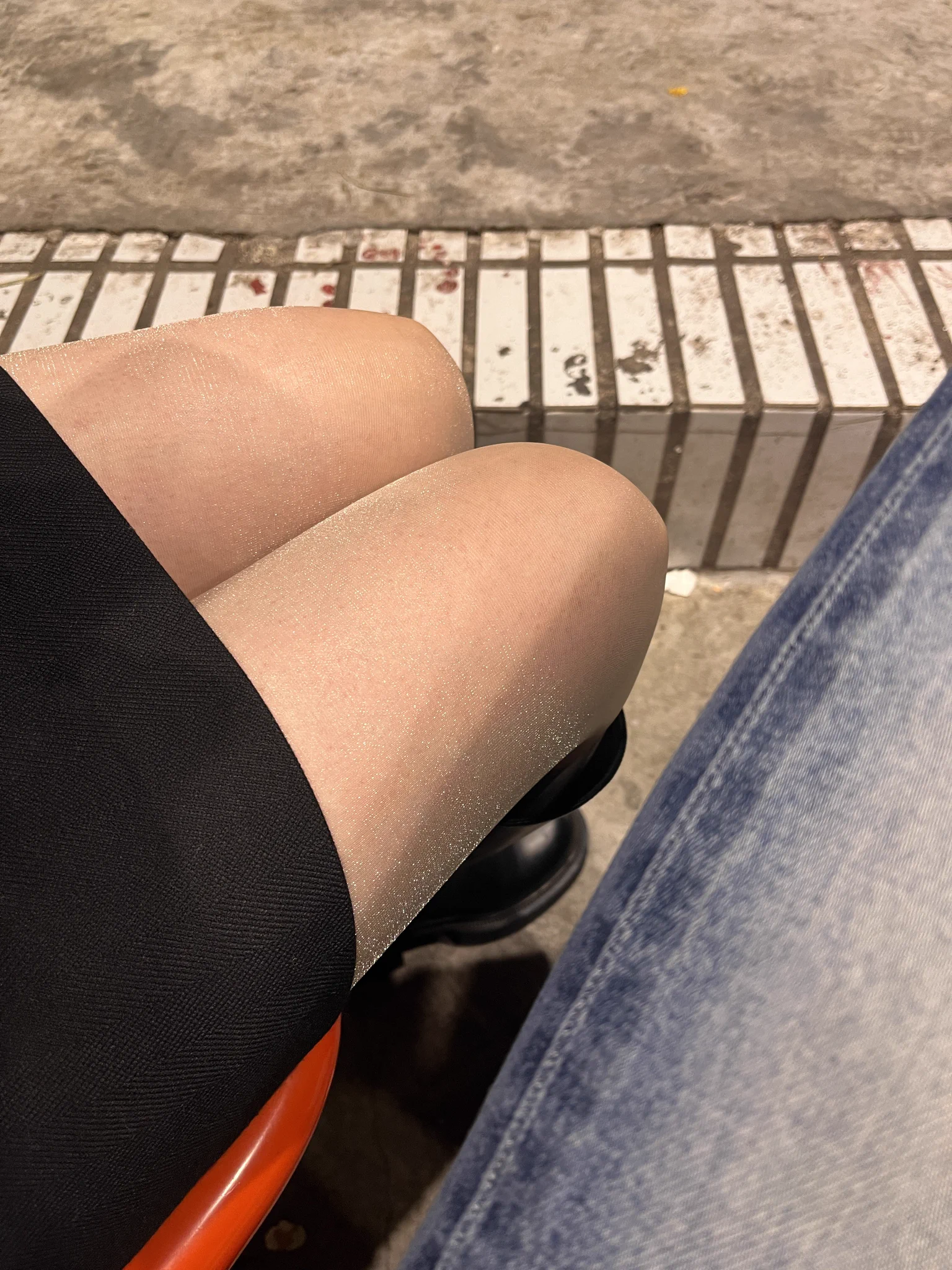 等位吃饭，老婆说好多人偷看她的丝袜腿，我说你穿了不就是给人看的嘛 https://t.co/QjNKb2inBB