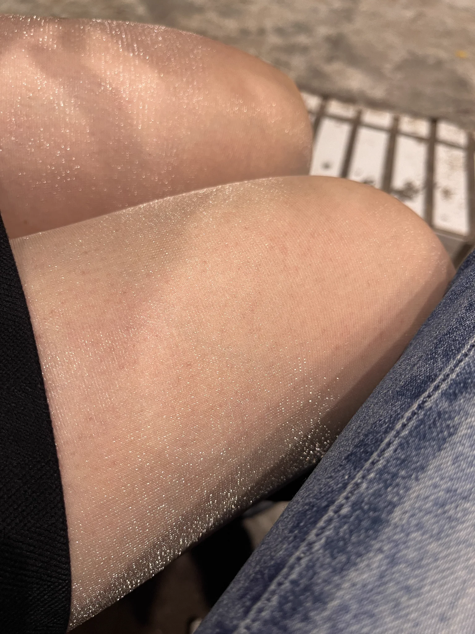 等位吃饭，老婆说好多人偷看她的丝袜腿，我说你穿了不就是给人看的嘛 https://t.co/QjNKb2inBB