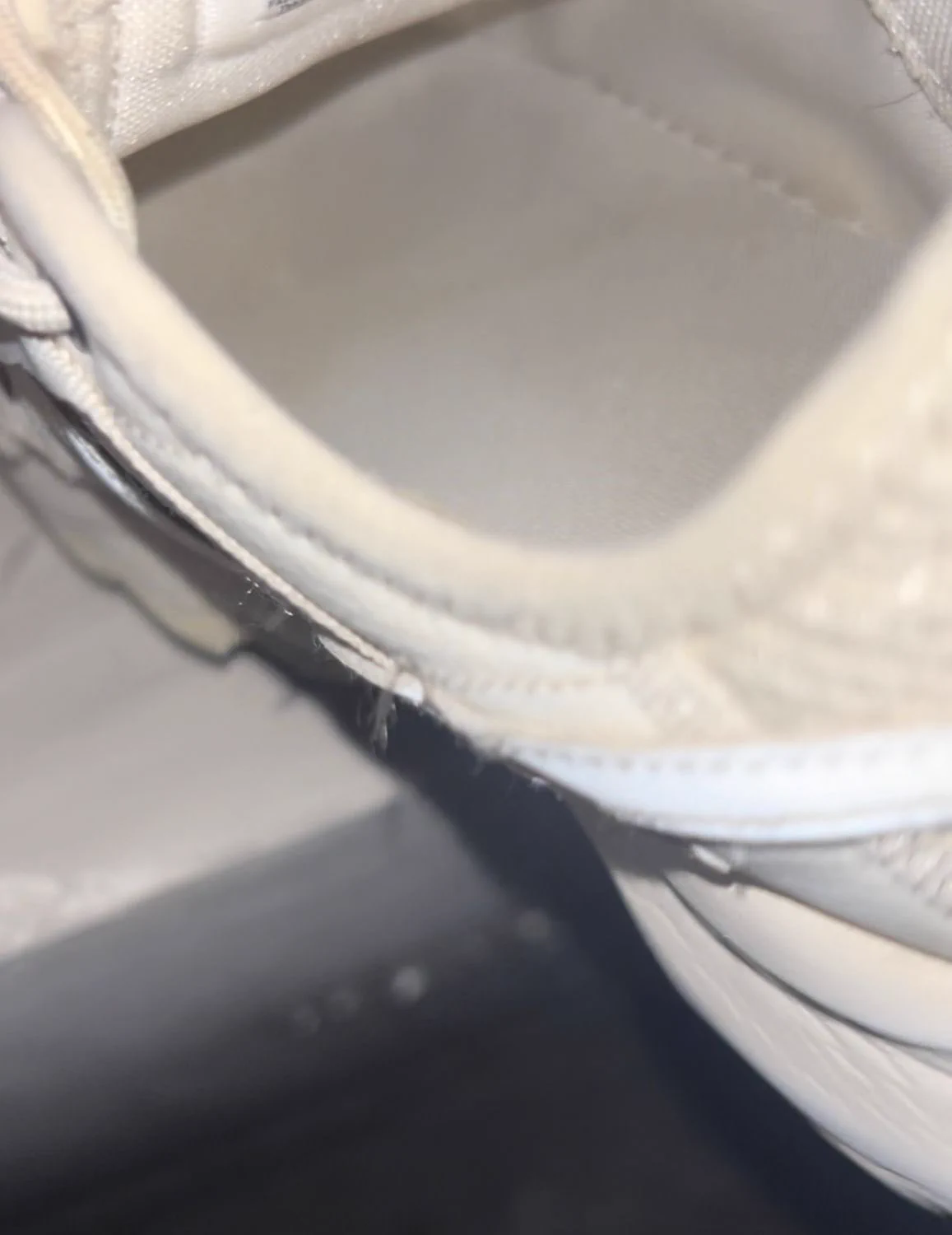 投稿：楼下的小孩找的钢琴辅导老师，找准时间楼下蹲，等到电梯跟，知道楼下基本都把鞋子放外面，品尝到了新鲜的，主要是老师很年轻，还不穿袜子，光脚穿的！ （up前两天也玩到过同款 该不会是同一个人吧） #扫楼打胶 #跟扫 #原味 https://t.co/rCNRukTrTj