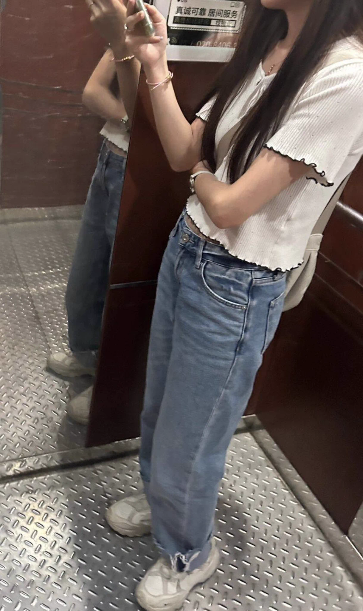投稿：楼下的小孩找的钢琴辅导老师，找准时间楼下蹲，等到电梯跟，知道楼下基本都把鞋子放外面，品尝到了新鲜的，主要是老师很年轻，还不穿袜子，光脚穿的！ （up前两天也玩到过同款 该不会是同一个人吧） #扫楼打胶 #跟扫 #原味 https://t.co/rCNRukTrTj