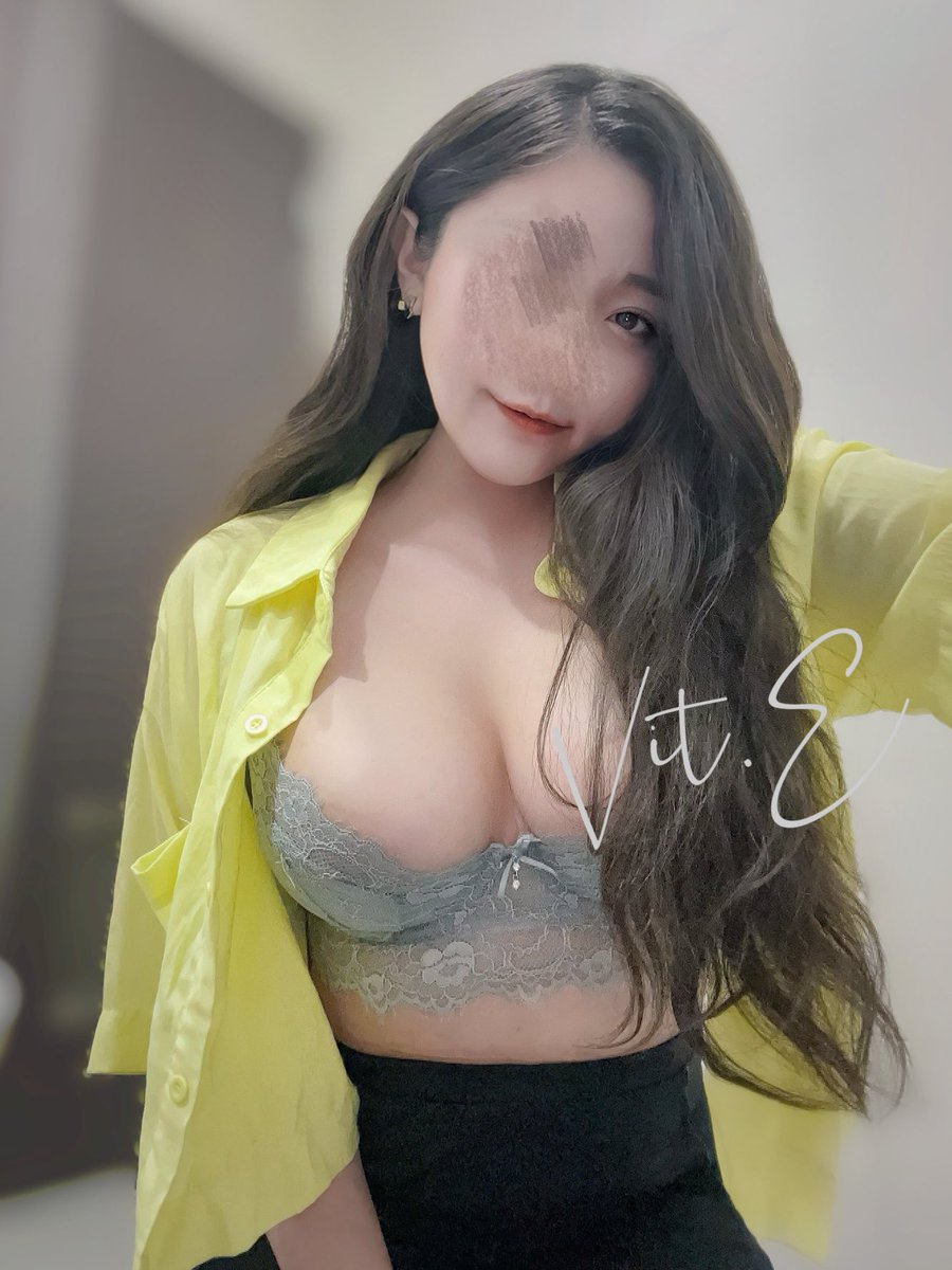 黃襯衫☀️黑裙子的配色
一直讓覺得好像在穿高中母校制服🤣

#辦公室 

最近又開始產生靈感
不知道大家比較喜歡辦公室、還是不在辦公室的系列(✿´༥`✿) https://t.co/4Iqwm62vbX