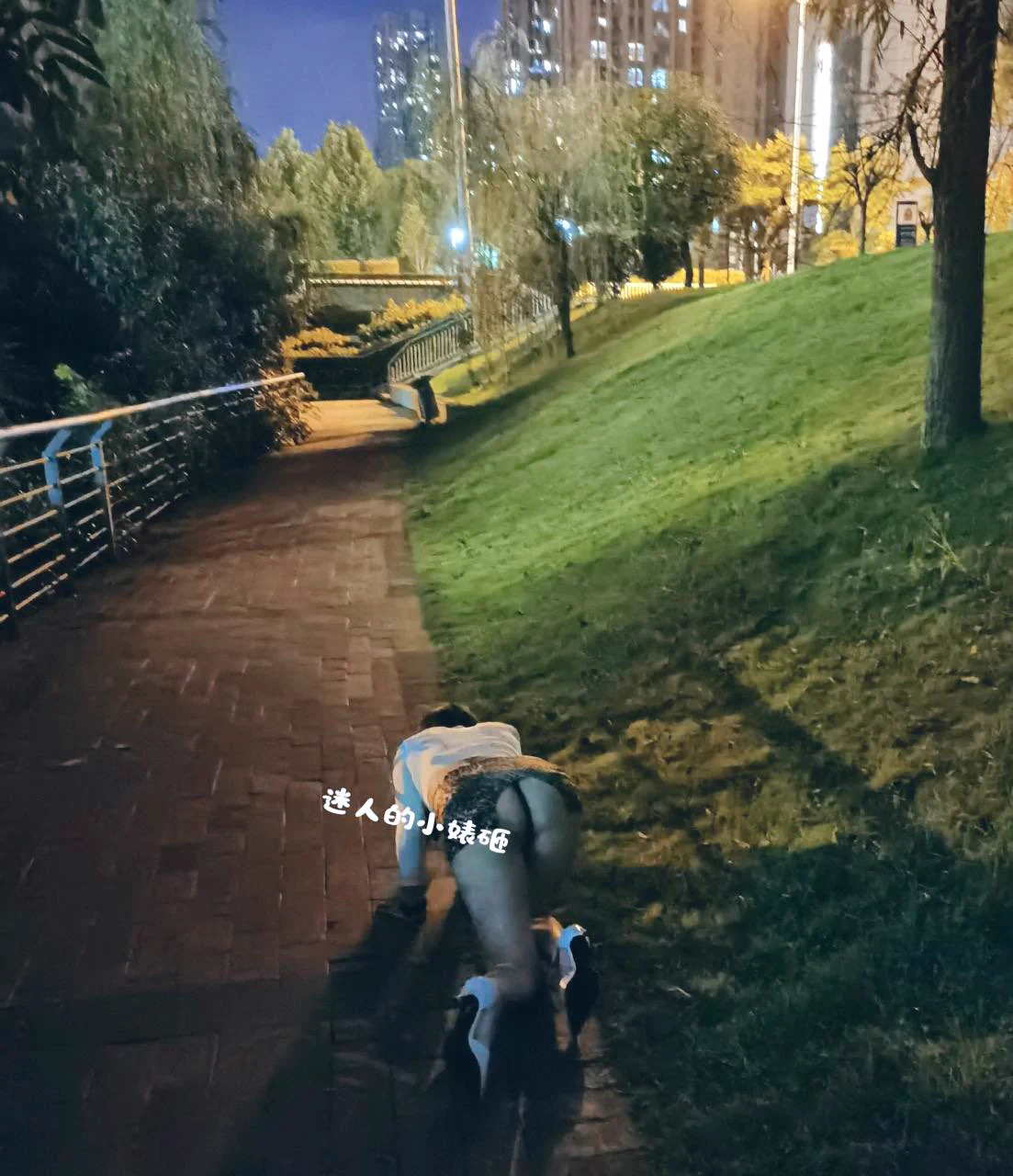 掰开撅起的屁股面向对门，又期待又害怕对方开门，就这样都不过瘾，还要跑到户外小狗一样爬行🥰🥰🥰@ToBulma @ToBulaer@KawasawaSen https://t.co/qTAqVymfwQ