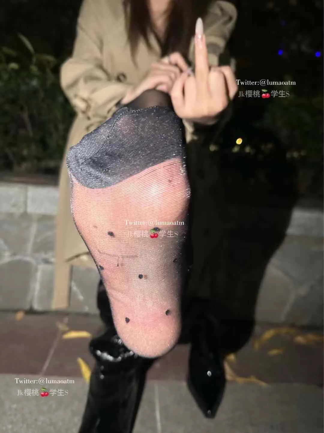 天冷加靴，又到了天冷靴子配大衣的季节了，感觉穿靴子用细根踩人才是最痛的，而且脚🦶🏻最容易闷出汗(关注➕点赞➕转发➕评论抽一个送照片)@RLWJ_kuking @JWCJ_kuxs https://t.co/fFlPCQHqzy