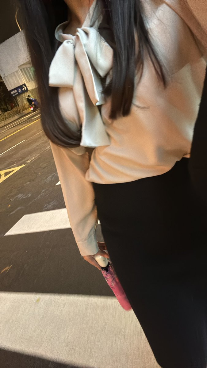 之前有人在這裡看我發的照片認出來我在哪裡就找到我來跟我認親
也是一樣在很晚我準備要騎腳踏車回家的時候
於是我就搭了趟順風車了哈哈哈 https://t.co/NT8s4xdp28