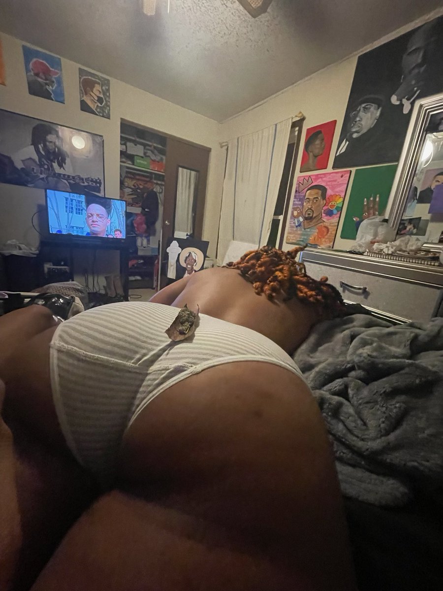 Smoke and Catch a vibe with me💨 Who wants to come over🙈💋 ¿? https://t.co/chUAdcXbsh