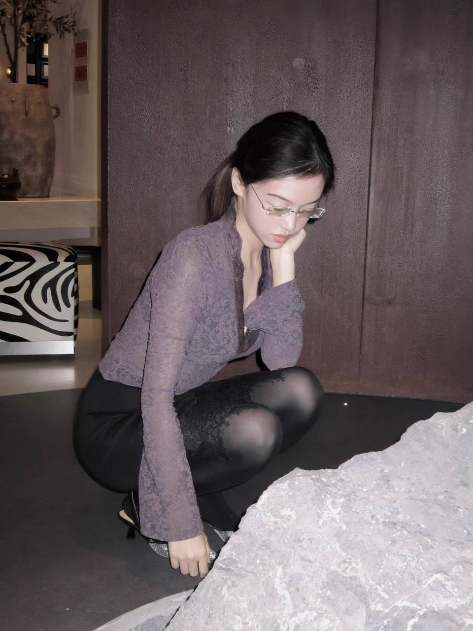 谁说宝妈就一定要不修边幅了，依然还是很喜欢穿黑丝～黑丝小高跟衬托的我像90年代照片里的人似的…不过应该很能勾起你们的回忆吧～ https://t.co/8eSyxbHQf5