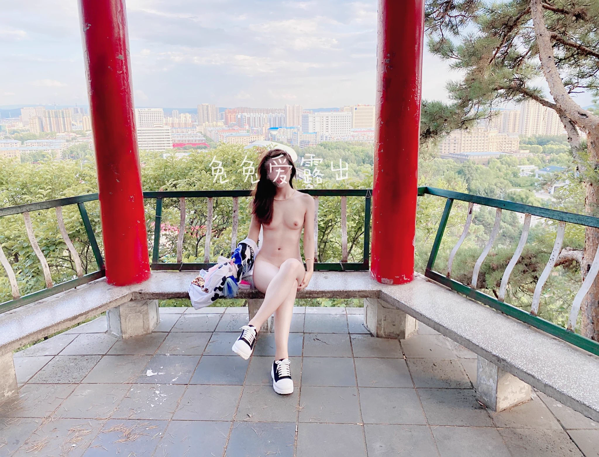 只穿了一个体育登山，内裤内衣都没有穿呢，也不知道路上被多少人看出来我没有穿内衣，找个小亭子拍照纪念一下 https://t.co/bmCiGHddJn