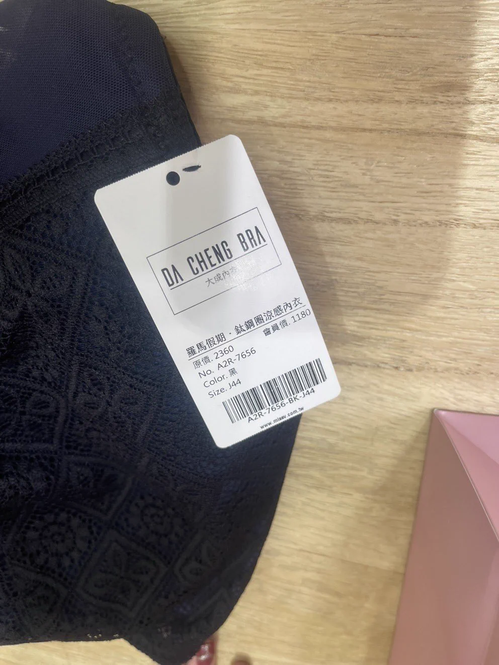 那天去買內衣他看了看 拿了幾件給我我試穿之後覺得這件最舒服😀我 😍店員😀這個J是拿錯了吧..😍欸..你先試試看😀請問我現在穿這件是不是代表我變成J了😍有時候要看版型啦好 謝謝你的安慰 我還是I吧 對吧 我不想長大 https://t.co/ljo7UCZyHa