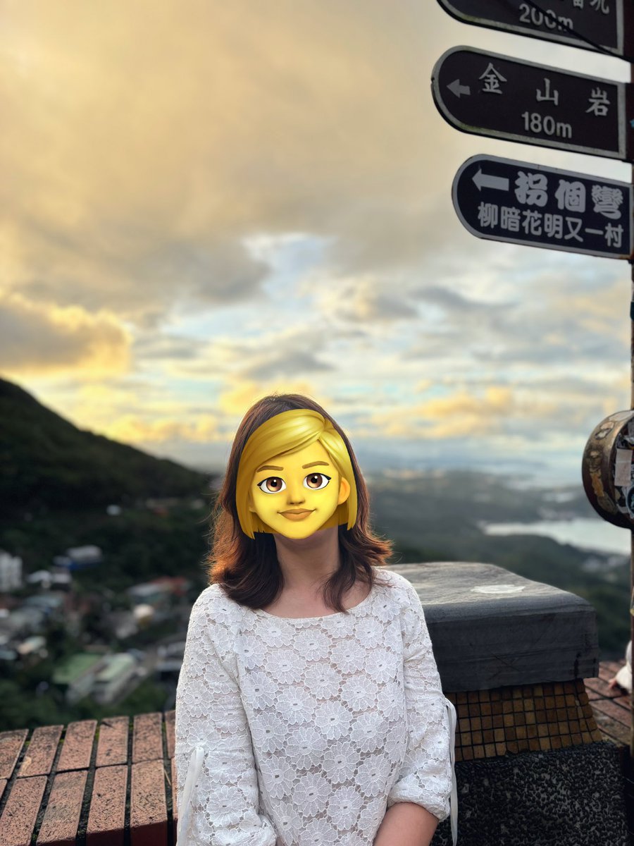 這是今天吃的偶宜還有幫麻麻拍的照片
九份真的越晚越多人
燈亮起來一定會更漂亮
但可惜麻麻要回青埔所以現在要離開了
今天好多外國觀光客
還有一大堆日本中學生
看到好多日本小鮮肉就開心哈哈哈
看制服感覺至少有三間以上學校的學生來九份
老街裡面滿滿都是穿著制服的日本學生
大家都在講日文
連店家也都在講日文和韓文
嗚嗚國中的校外教學/畢業旅行就能出國真好🥹🥹