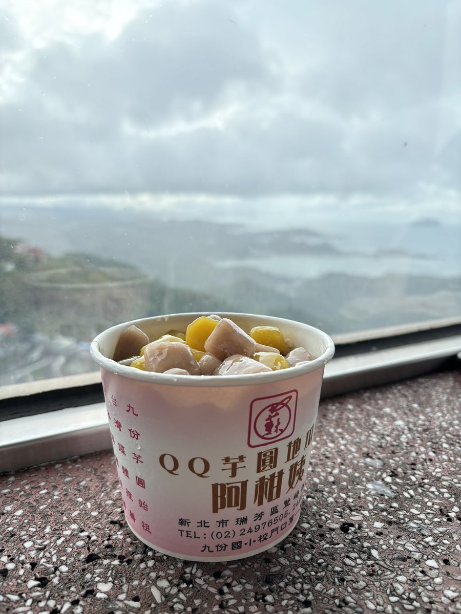 這是今天吃的偶宜還有幫麻麻拍的照片
九份真的越晚越多人
燈亮起來一定會更漂亮
但可惜麻麻要回青埔所以現在要離開了
今天好多外國觀光客
還有一大堆日本中學生
看到好多日本小鮮肉就開心哈哈哈
看制服感覺至少有三間以上學校的學生來九份
老街裡面滿滿都是穿著制服的日本學生
大家都在講日文
連店家也都在講日文和韓文
嗚嗚國中的校外教學/畢業旅行就能出國真好🥹🥹