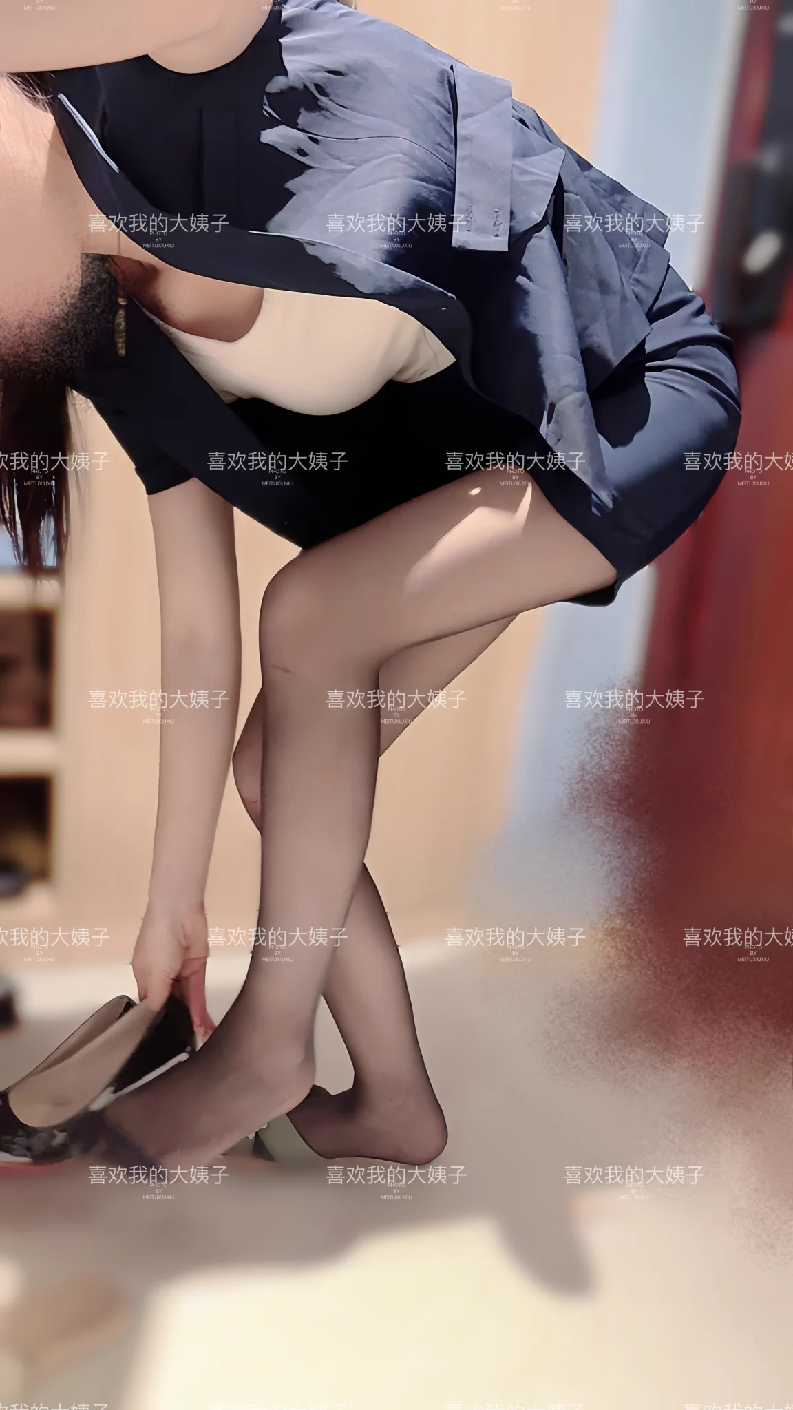 我下班回家了，大姐也刚到家，老婆带着孩子去超市买菜去了，大姐说怎么换个鞋子也拍，我说穿职业装好看，有女人味，大姐笑了起来 https://t.co/YuYABQLssH