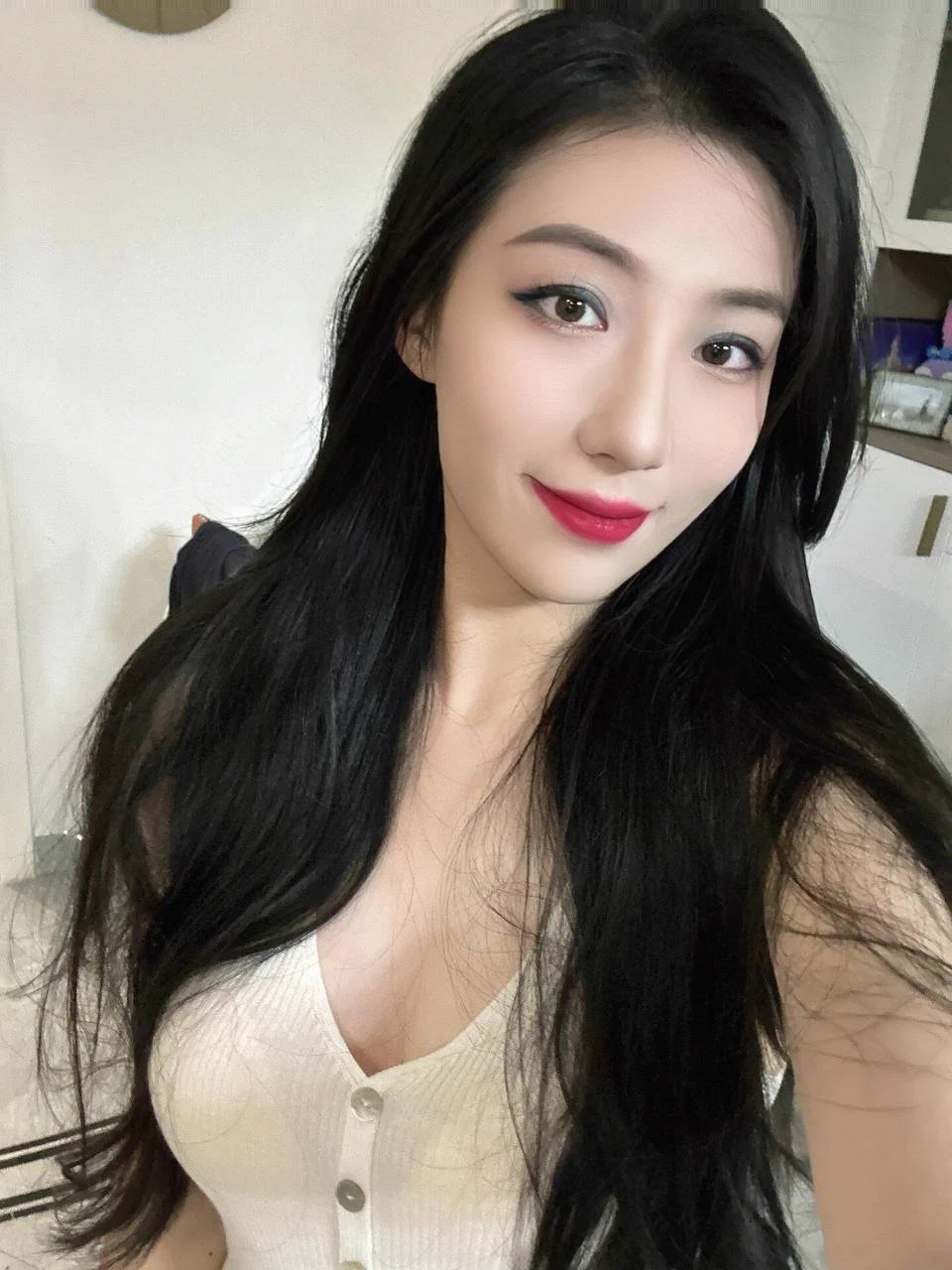 胸前一抹春光乍泄，因为一想到明天是周五，人都心潮澎湃～也不知道明晚会见到谁… https://t.co/DR1qOLSWT0