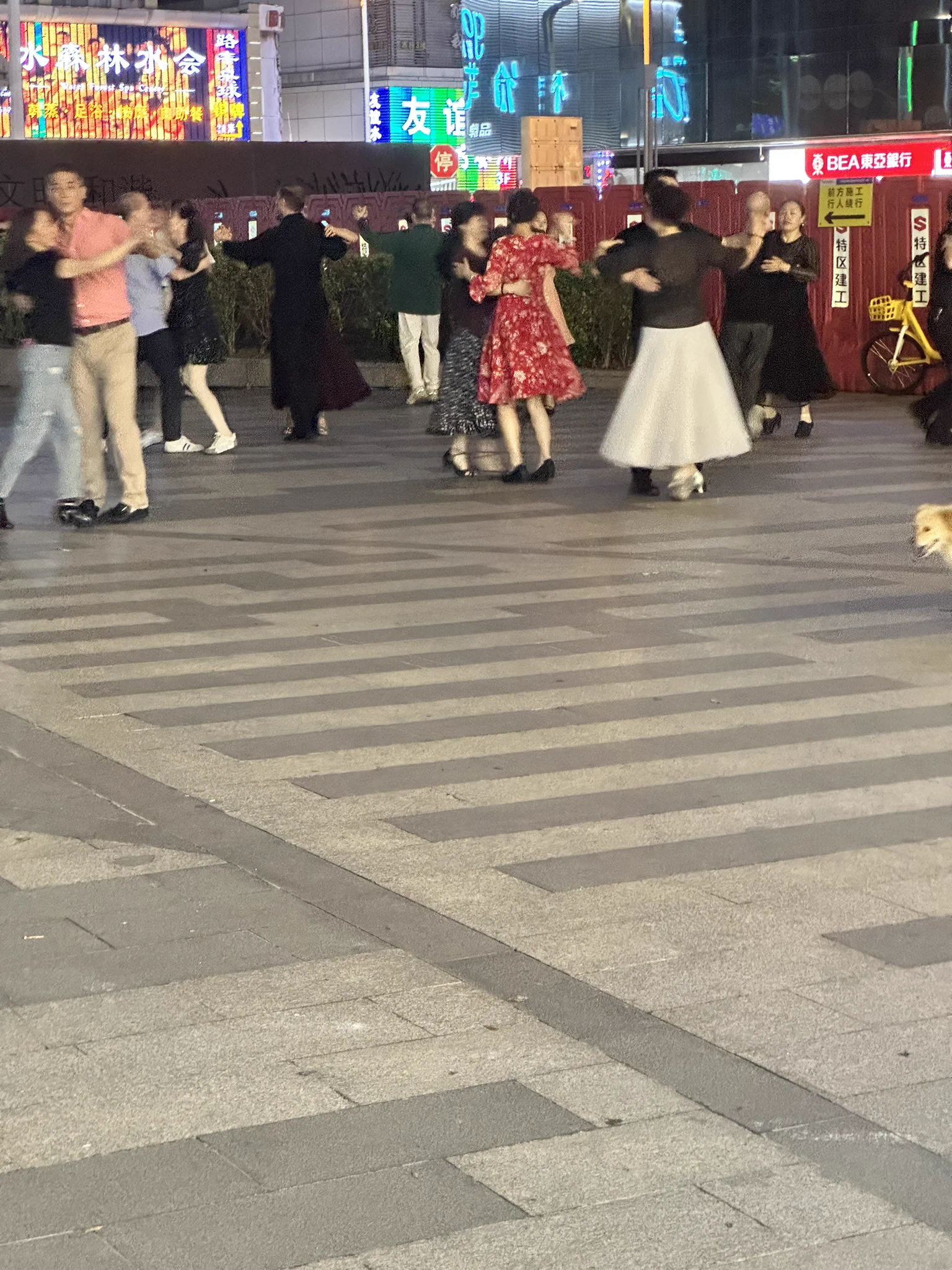 他说等我们老了…然后来这“交朋友”哈哈哈哈哈🤣 https://t.co/JuiZddCImF