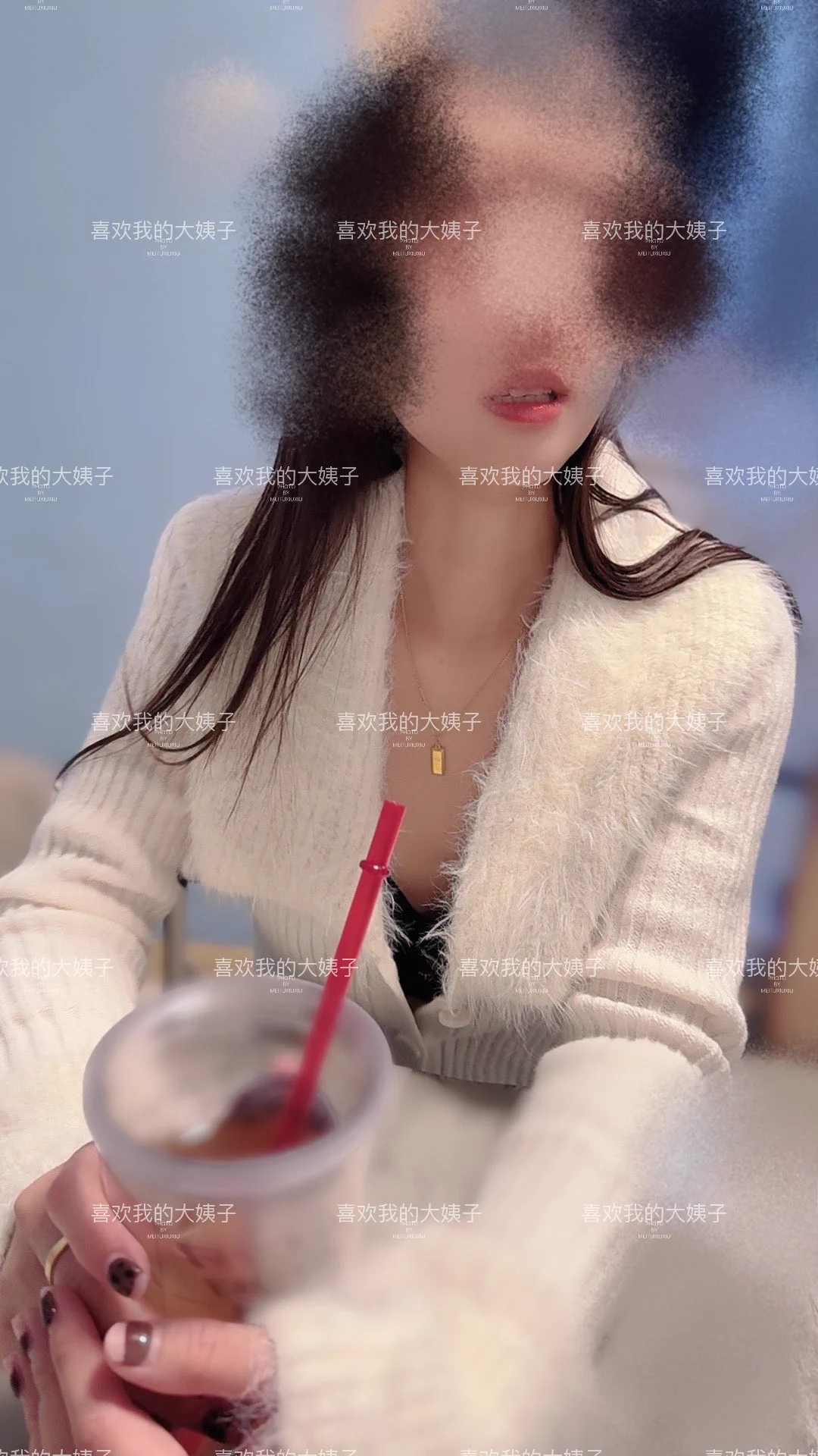 老婆今天穿的就挺风骚，我人要裂开了老婆说出门肯定不会把胸扣解开，大姐在做饭呢拍照的时候老婆瞪我，估计是觉得大姐在，衣服里面是黑色无痕胸罩 https://t.co/UiaXHlvi9V