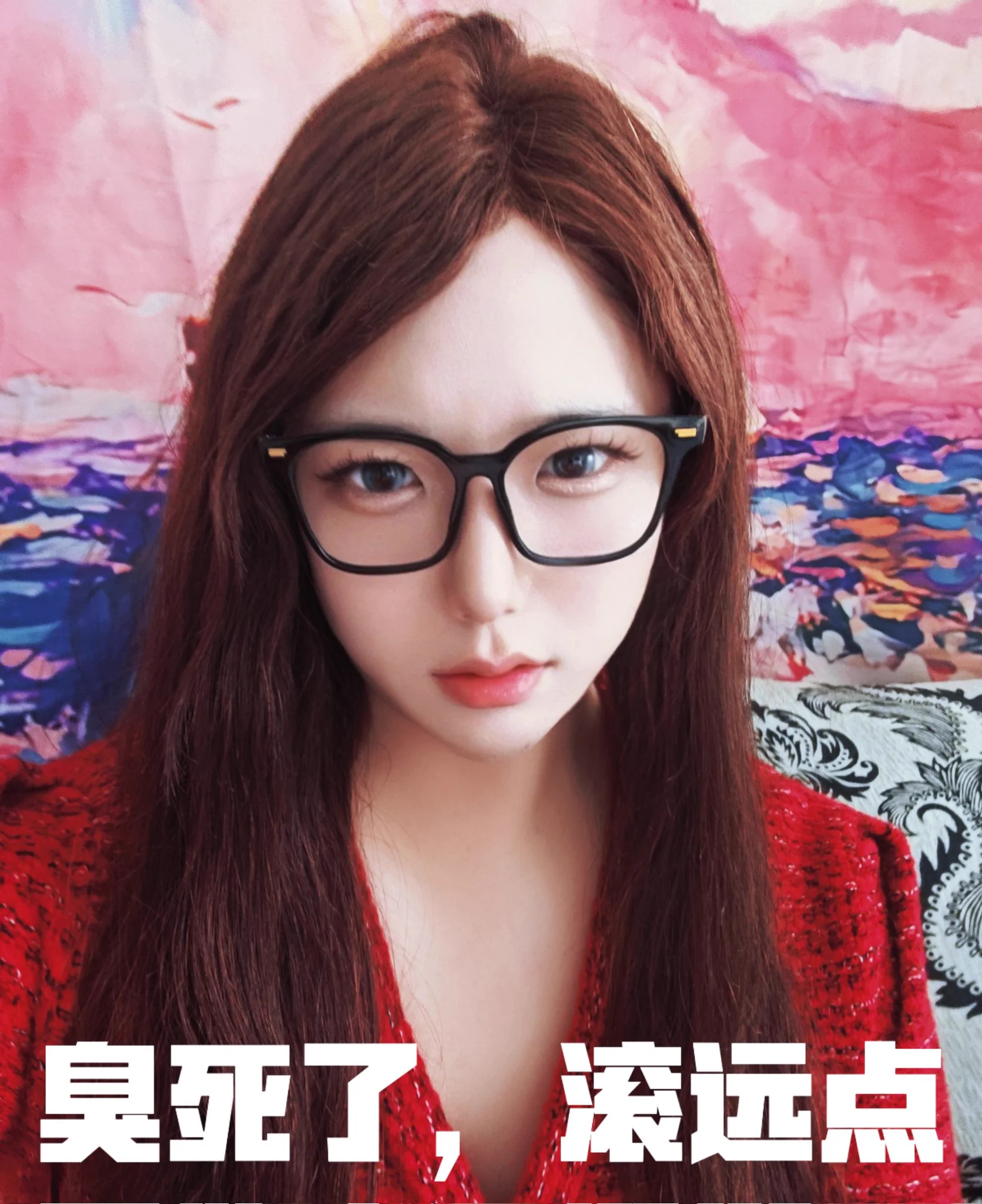 有些建议想对男生们说说。尤其是那些身高一米七几，长相普通，家境一般的男生。我知道你们不少是单身，很想谈恋爱，渴望有一段纯粹的爱情，但由于自身条件一般，加上从小被灌输不能早恋的思想和社恐的性格，一直没有机会。你们也许会想，我追一个同样平凡普通的女生总可以吧，但现实很残酷，大部分女生无论条件出众与否，择偶标准都蛮高的，外貌，金钱，才华，人际，要有好几样优秀，她们才会真正的考虑你，才可能会对你产生爱情，女朋友带你出去才会觉得有面子。所谓说的细心，温柔等等标准，前提是女生喜欢你，你表现出这样的品质才会更喜欢。普通的男生们如果遇不到合适的人也没必要强求，不谈恋爱其实也没什么。所以一定要多把时间和精力放在🦌管上，多看我推特。嗯！