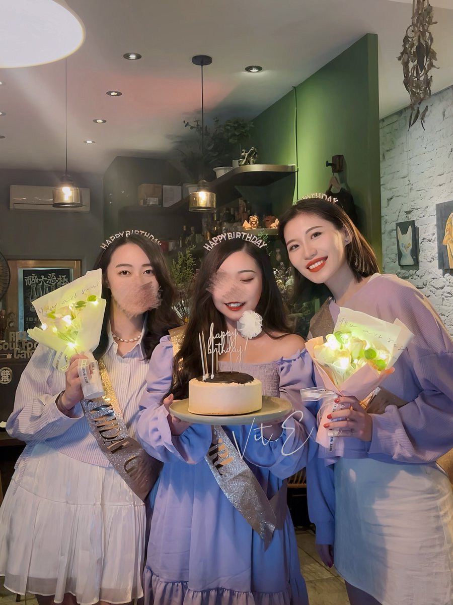 自己買了髮箍、背帶和花束
還有 @sh_Chang23 親手做的蛋糕🎂
和我愛的@haku961125 @XX_xoxo_xoxo 一起慶生🎉
套一句老話

男人給不了的
閨蜜會給妳💓

#生日快樂 

找男人的標準必須是
比我對妳們更好才行😠 https://t.co/hhPfW2zHMS