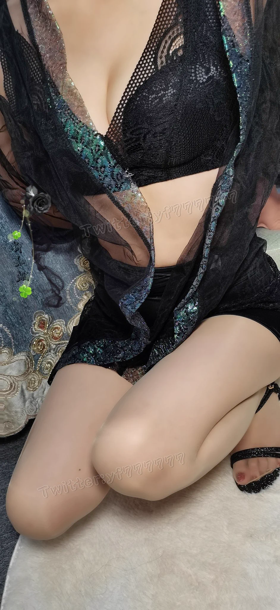 今晚的月色很美，一个人在窗前，思绪有些飘远，，，看月。听风。品丝.... https://t.co/T6SPLxADPs