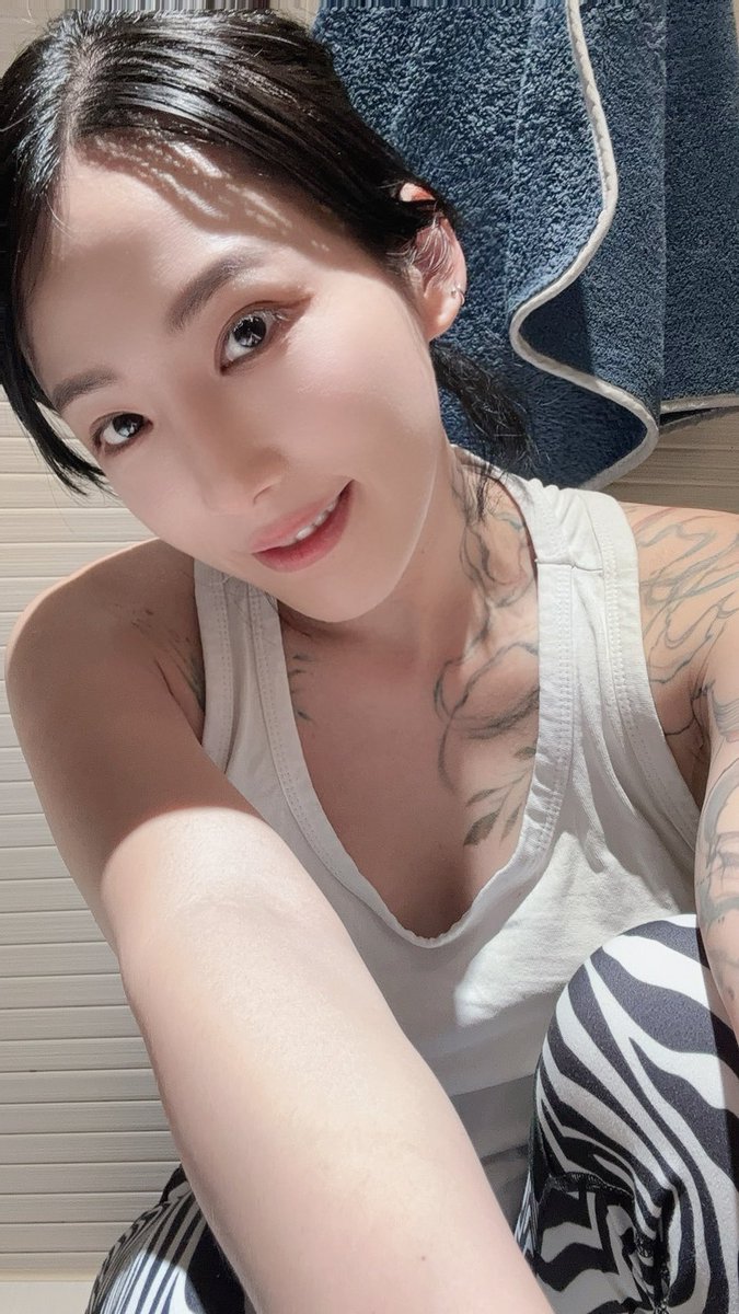 你們覺得第幾張像楊謹華？
😂😂😂😂😂😂
#影后 https://t.co/utmvISQOMw