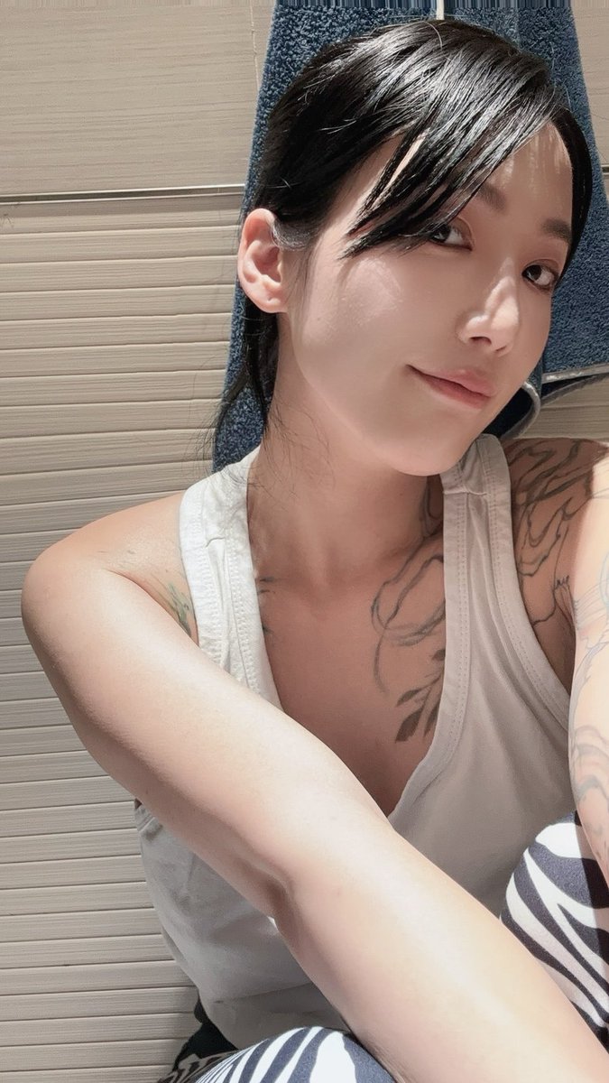 你們覺得第幾張像楊謹華？
😂😂😂😂😂😂
#影后 https://t.co/utmvISQOMw