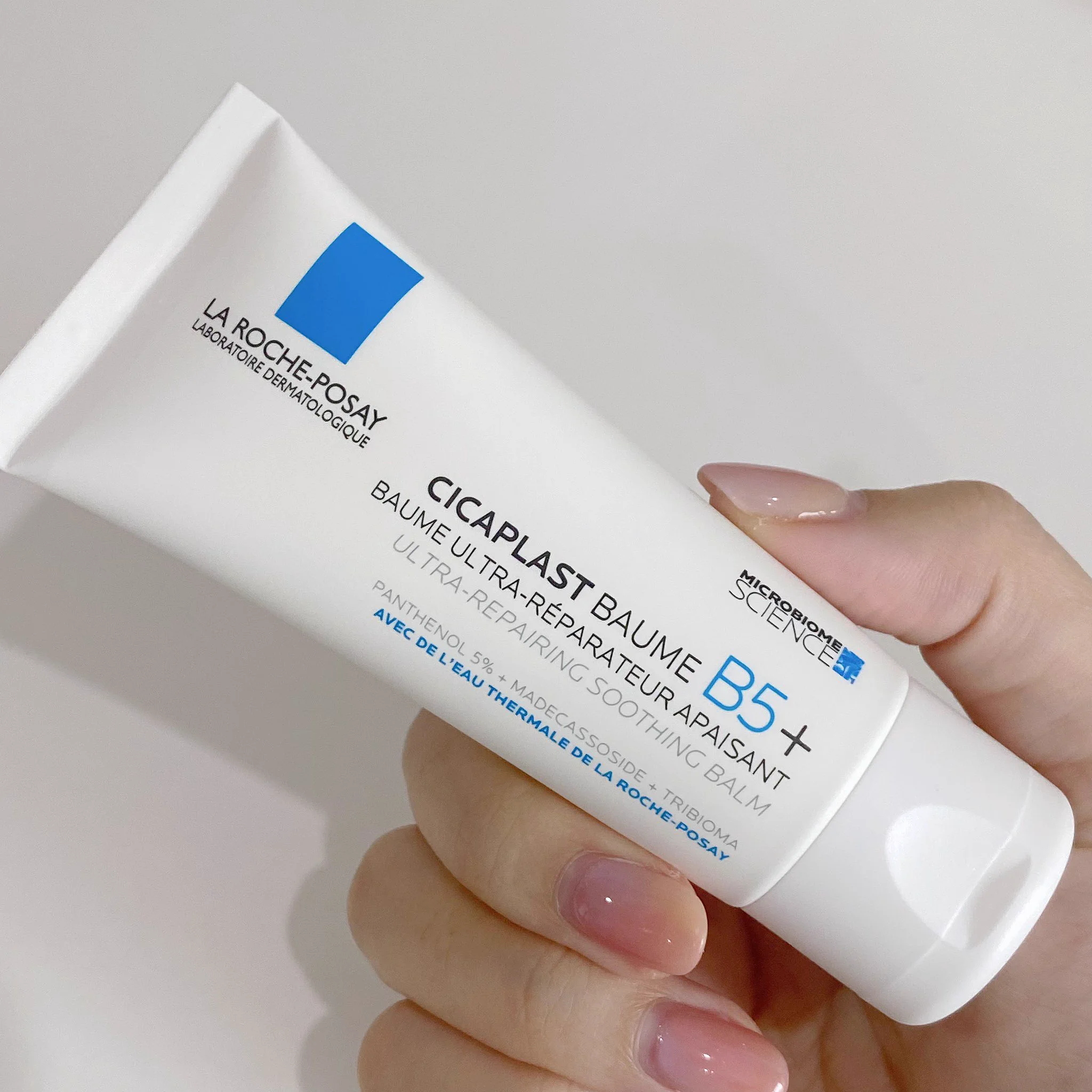 เรียกได้ว่าเป็นครีมสามัญประจำตัวเลย la roche-posay cicaplast baume B5+ อันนี้รีวิวไปกี่รอบแล้วไม่รู้ ต้องพกติดไว้โดยเฉพาะช่วงฤดูหนาวหรือไปเวลาไปเที่ยวที่หนาวมากๆละหน้าแห้งลอกไม่มีอะไรเอาอยู่นอกจากน้องคนนี้ โบกก่อนนอนไปเลย ผิวชุ่มชื้นหน้าไม่ลอกไม่แสบแล้ว เลิ้บบบ 🧣☁️🫶🏻🫧 #LaRochePosayTH 🩵https://t.co/JRhYmdbf24 🩵 https://t.co/SLPeObnNxq