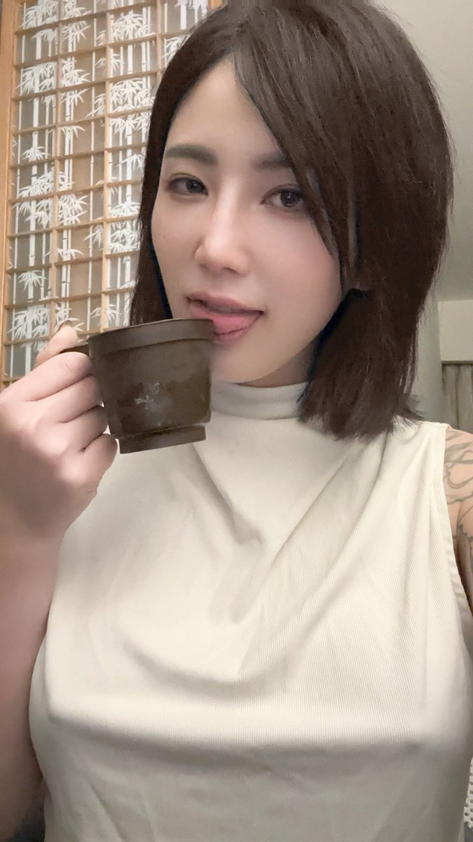 今天感覺沒睡飽又有點憂鬱
😂😂😂
這風格好像也滿適合我😳嗎？
#我是卡利 #暗黑楊謹華 https://t.co/HEbZxt13bt