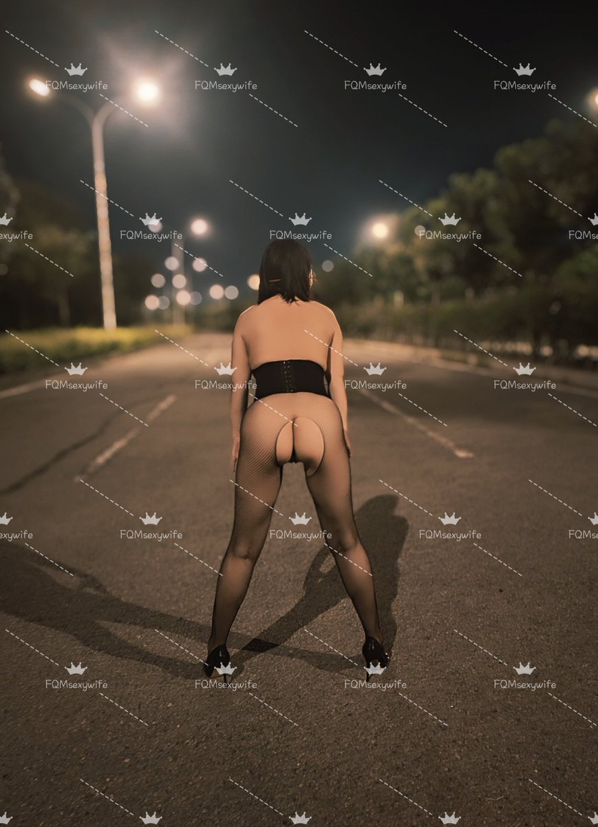 空寂的街道上，灯光明亮。远处的路人一撇头就能看到路上做着各种羞耻动作的小母狗。路的另一头，绿化带的外面就是国道，过往的司机只要稍微留意就能看到老婆项圈上闪烁的红灯。紧张刺激之下，老婆早已经淫水潺潺了，期待着有陌生人的突然来临，可以尽情享用自己的身体。
#夫妻奴 #性奴 #女M #SM #露出 https://t.co/N59nPGY049
