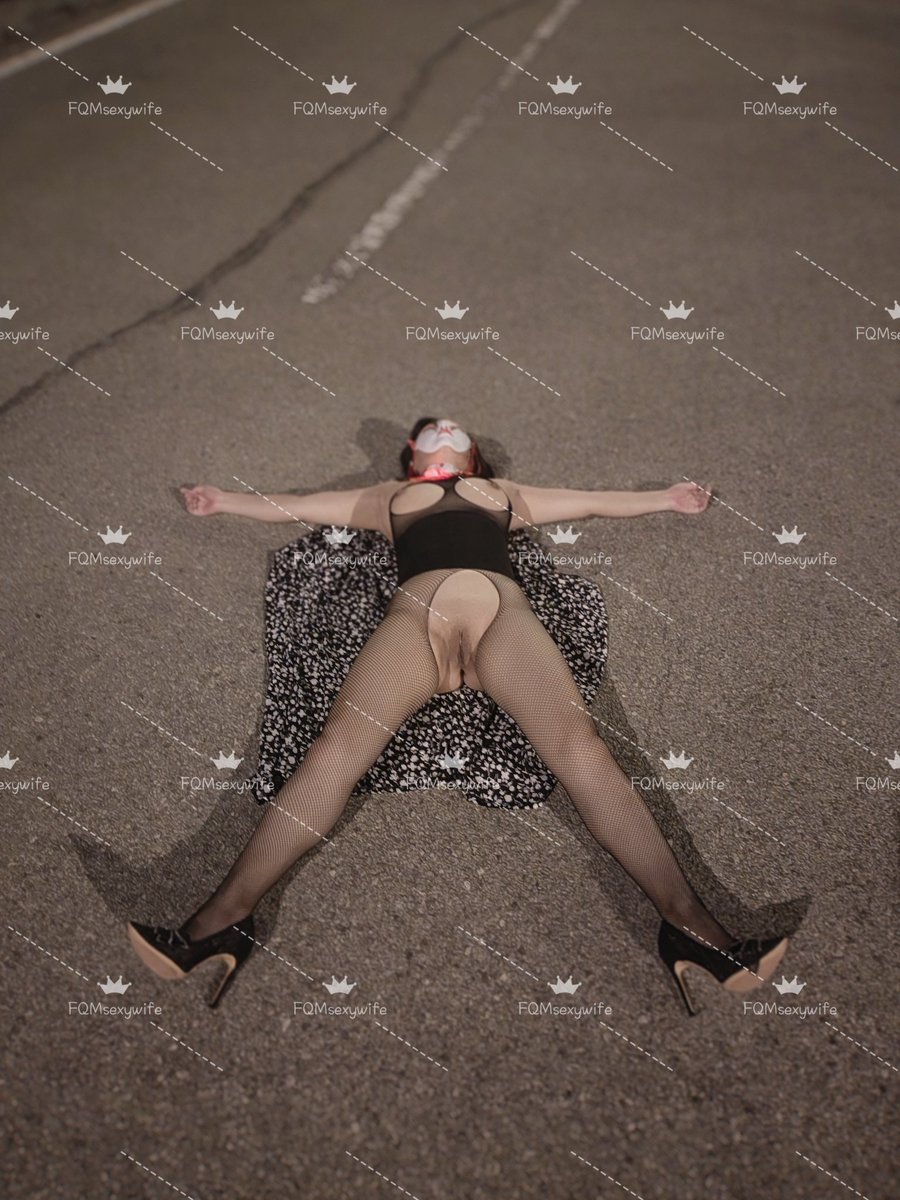 空寂的街道上，灯光明亮。远处的路人一撇头就能看到路上做着各种羞耻动作的小母狗。路的另一头，绿化带的外面就是国道，过往的司机只要稍微留意就能看到老婆项圈上闪烁的红灯。紧张刺激之下，老婆早已经淫水潺潺了，期待着有陌生人的突然来临，可以尽情享用自己的身体。
#夫妻奴 #性奴 #女M #SM #露出 https://t.co/N59nPGY049