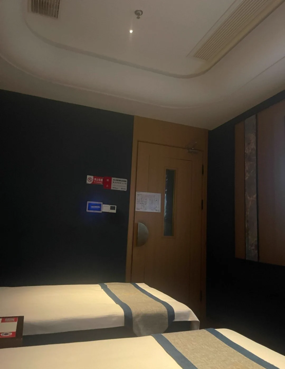 为了保险起见，下班的时候特地回到店里再看一眼，服务员还问我是不是有东西落下了，看到角落里没有摄像头我就放心了，让我担心了一下午，不然真的要在各大视频网站看到我了…… https://t.co/VMJXCVEkz8