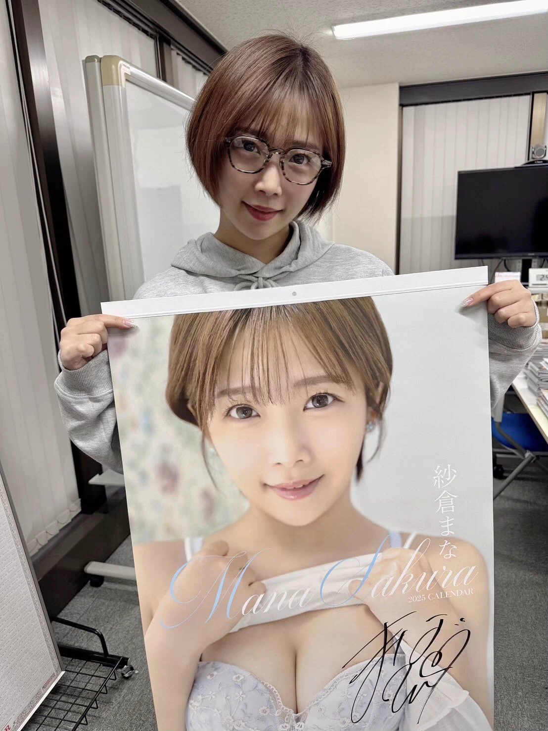 毎年恒例、来年用カレンダーにたくさんサインをしてきました〜✍️💝（写真、すっぴんボサボサですみません）お渡し会でもサイン入りポスターをゲットできます☺️✨↓↓↓2025年カレンダー発売記念イベント（秋葉原） ▼開催場所：書泉ブックタワー（秋葉原）9F▼開催日時：2024年12月8日（日）16:00～https://t.co/icg3ELr7zc皆様にお会いできるのを楽しみにしています💝