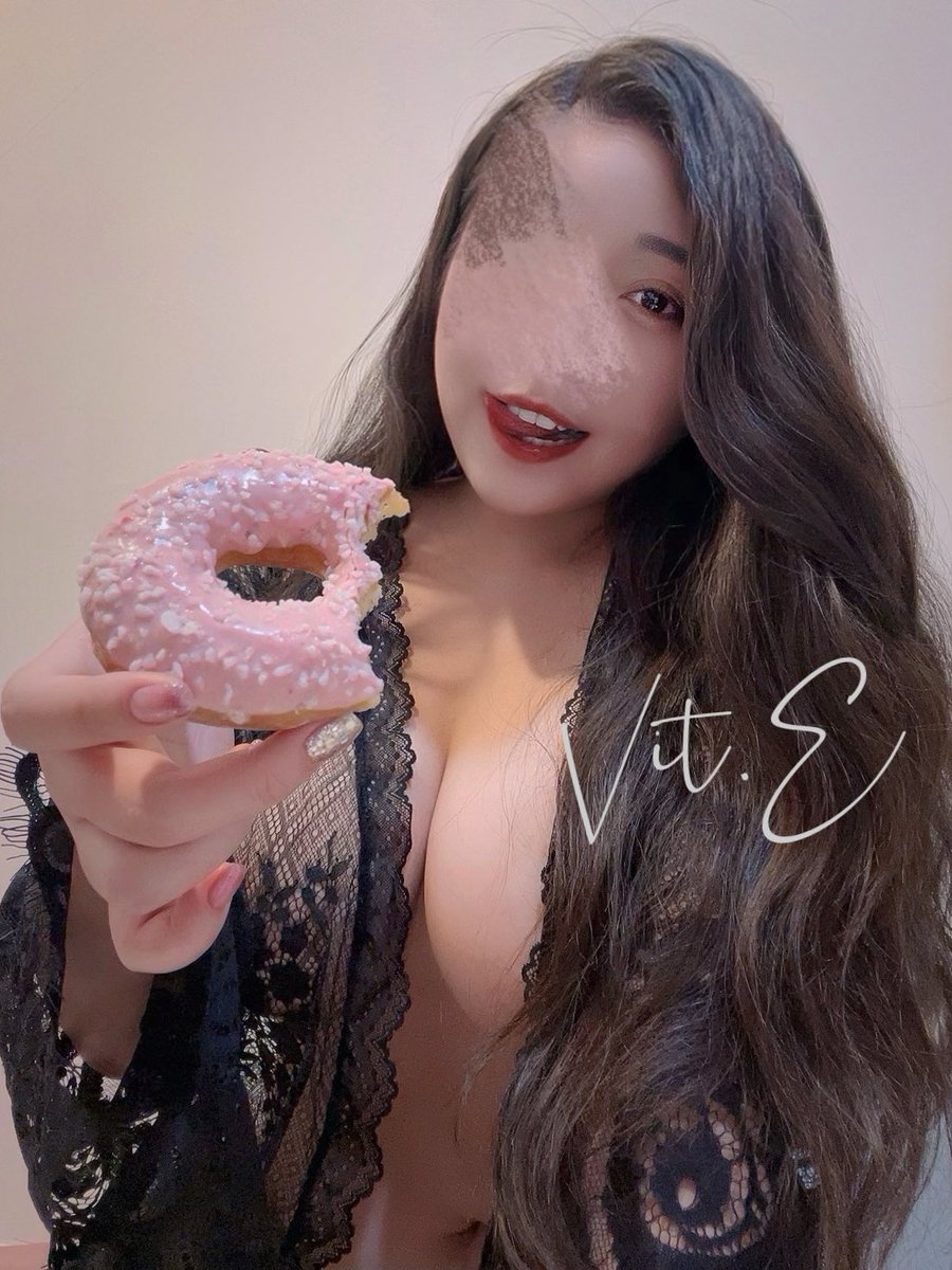 休假突然…超級無敵想吃…
krispy kreme的甜甜圈…_(꒪ཀ꒪」∠)_

生日月的尾巴
可以叫一下吧😌

#不在辦公室
#甜甜圈 🍩 https://t.co/mNnoOT5vl5