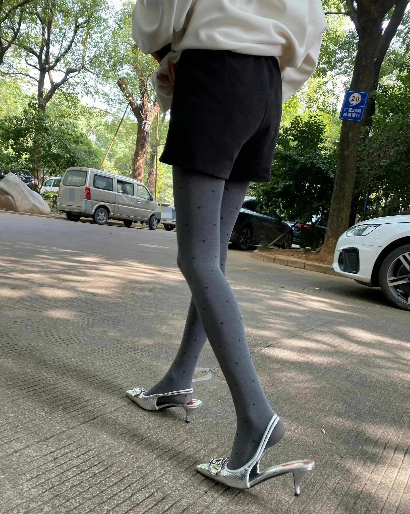 0579浙江金华网友分享，坐标婺城区。刚给老婆买的厚灰丝，发出来给网友们YY，评论区可尽情羞辱，金华同城高素质的同好可上门保养，想去的私信我报名。 https://t.co/1vuNGOzwGQ